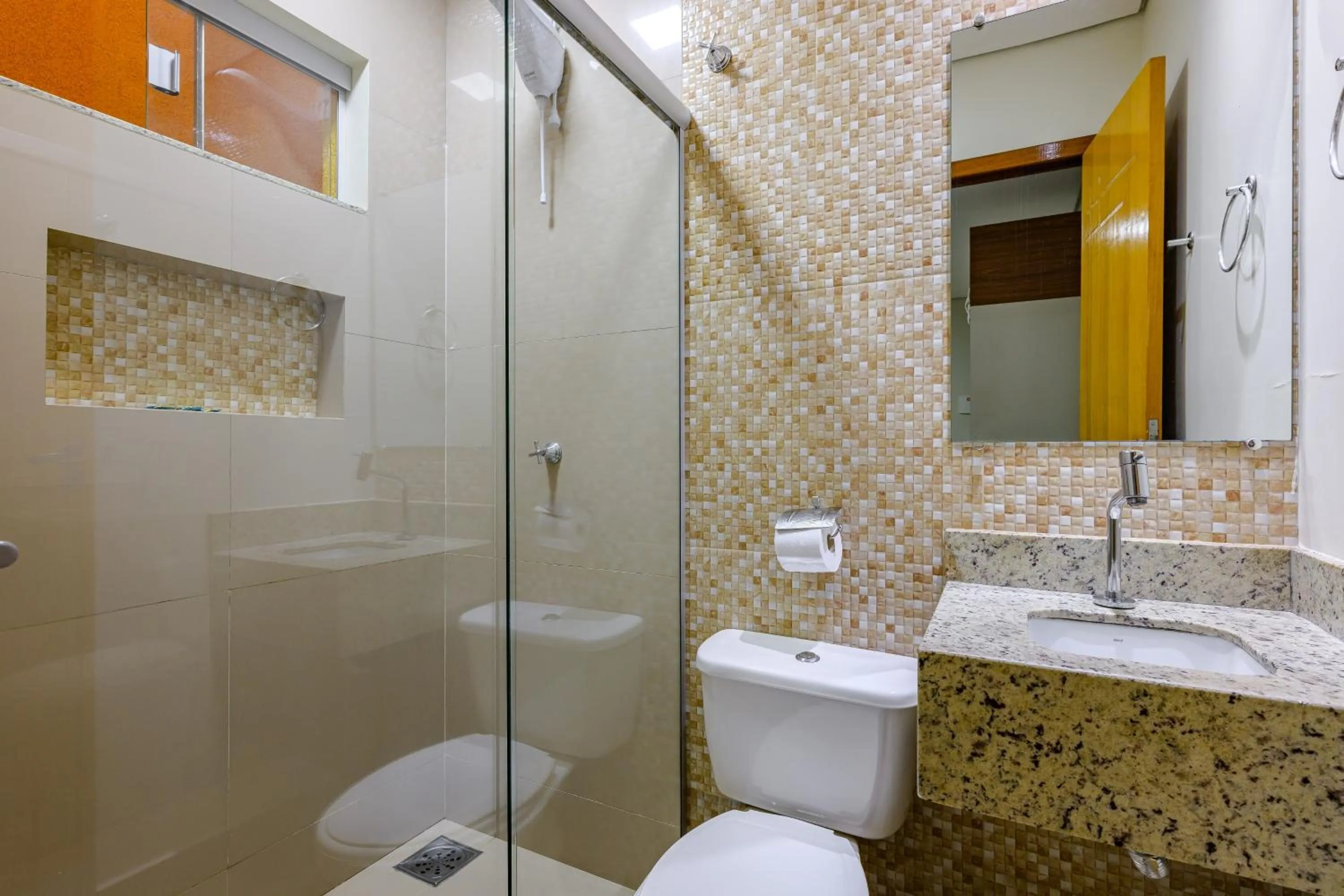 Bathroom in OYO Tropical Confort Hotel, Brasilia