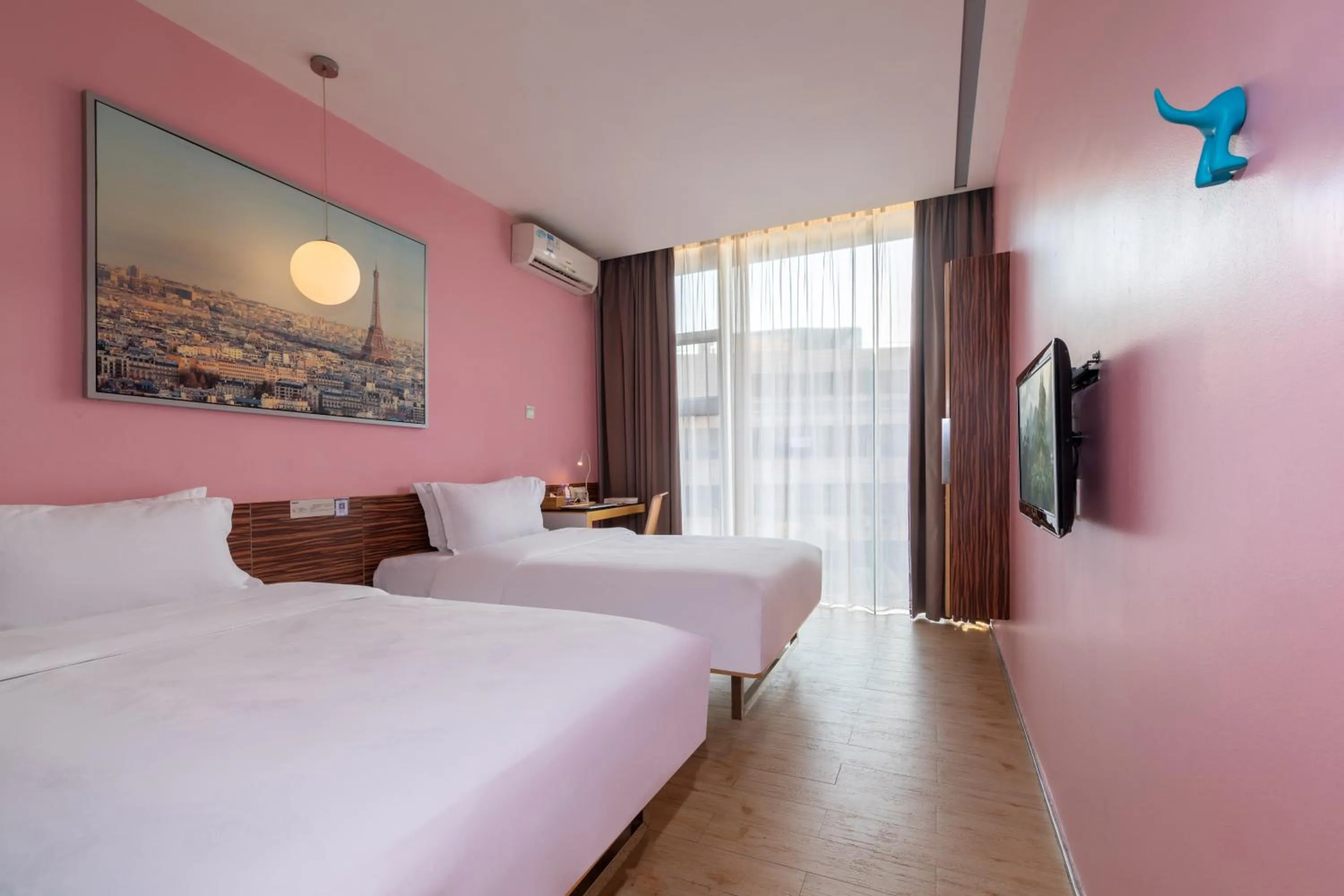 Photo of the whole room, Bed in Shenzhen Dongmen Colour Hotel