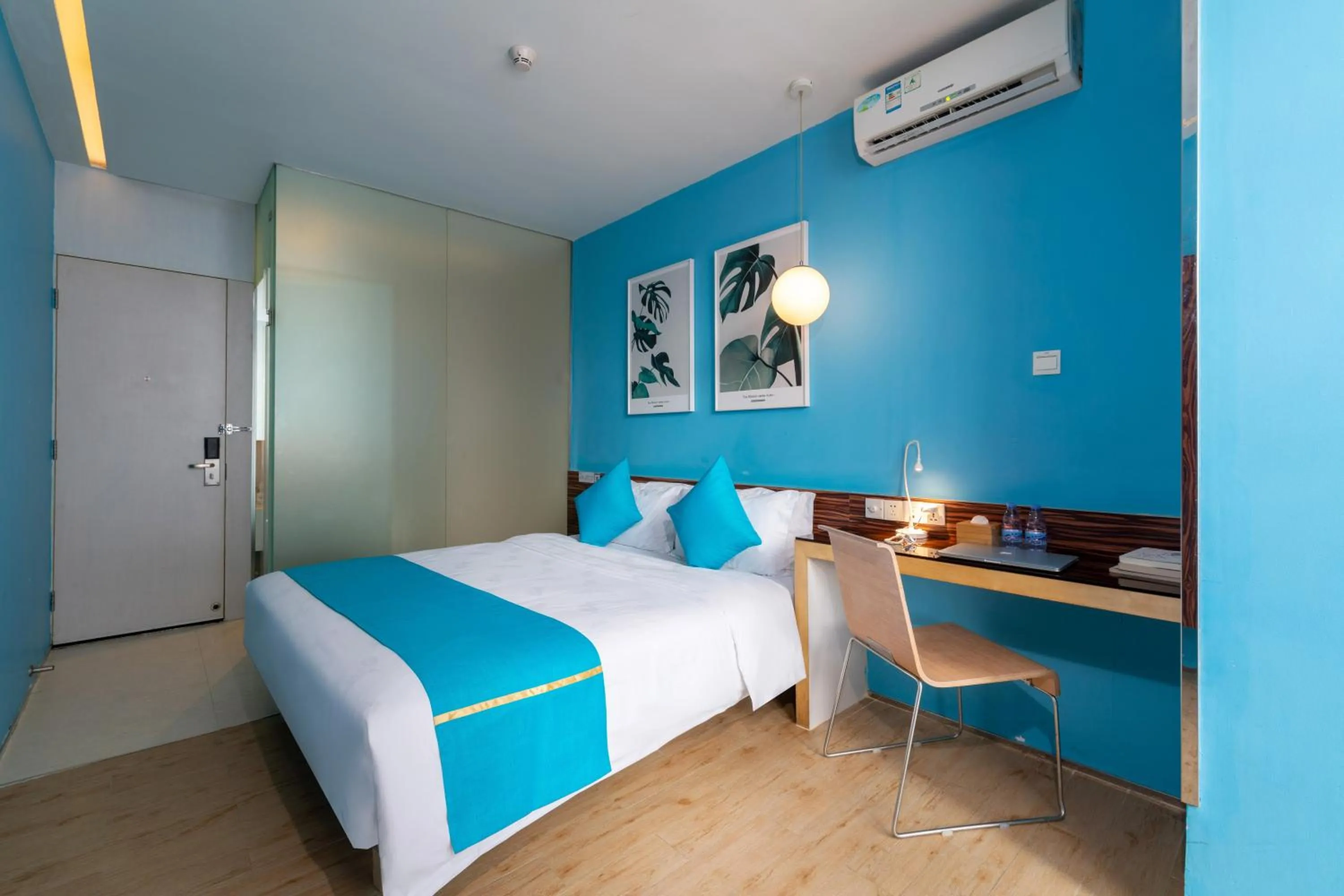 Bed in Shenzhen Dongmen Colour Hotel