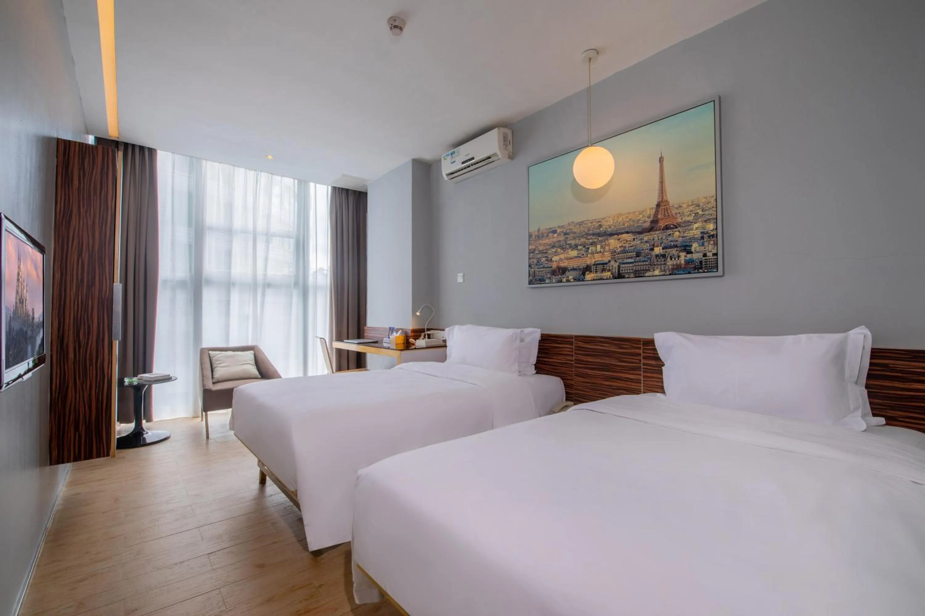 Photo of the whole room, Bed in Shenzhen Dongmen Colour Hotel