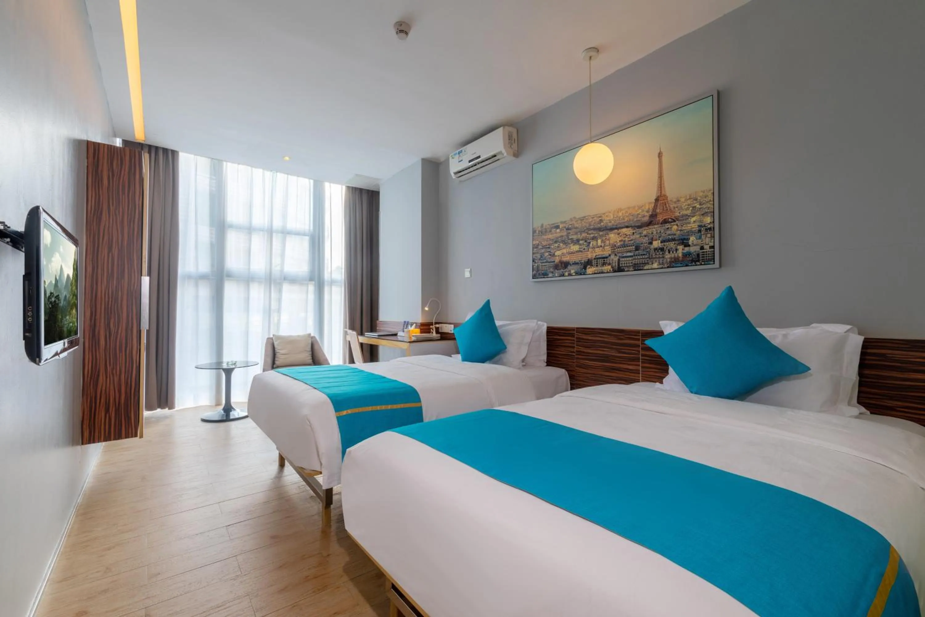 Photo of the whole room, Bed in Shenzhen Dongmen Colour Hotel