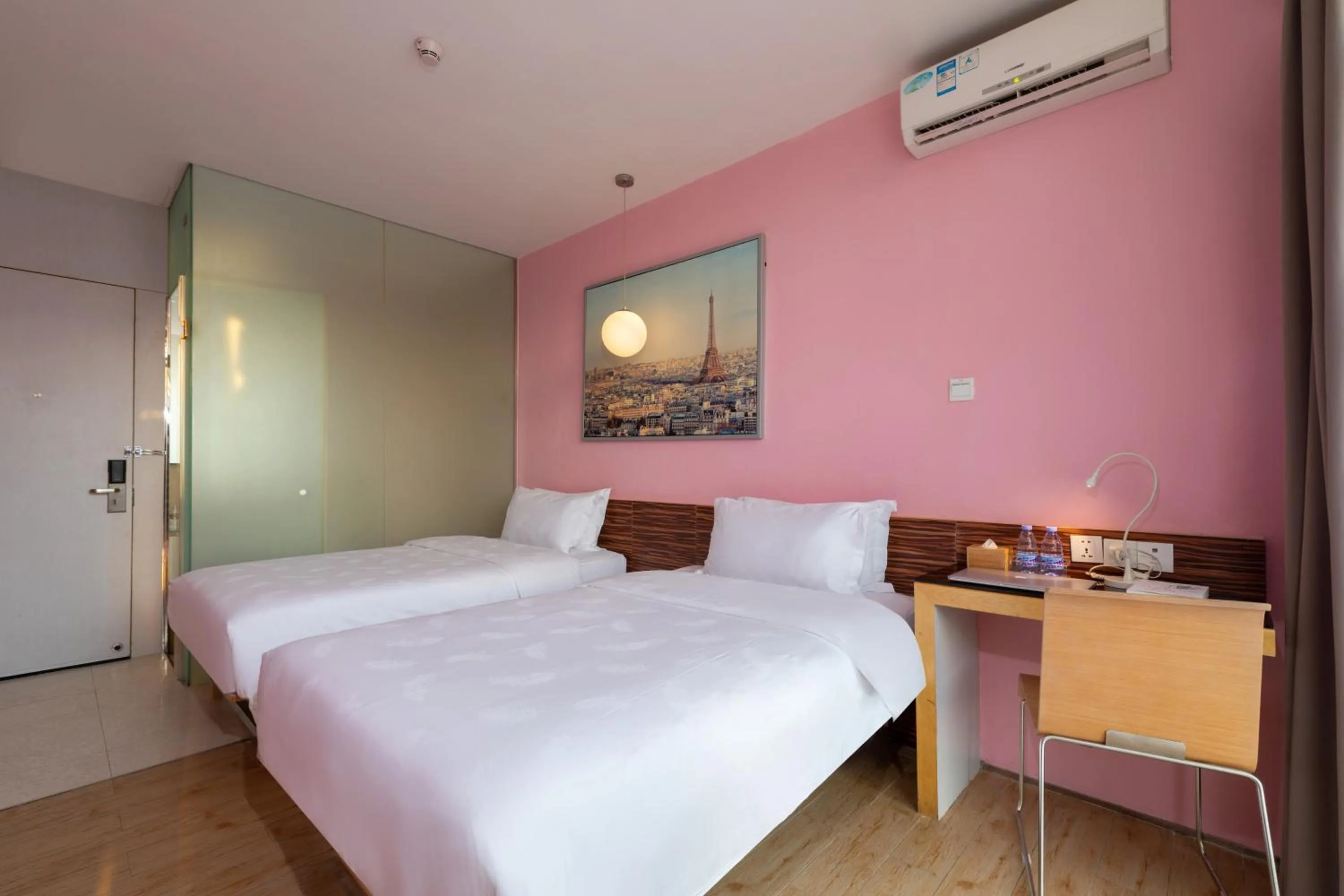 Photo of the whole room, Bed in Shenzhen Dongmen Colour Hotel