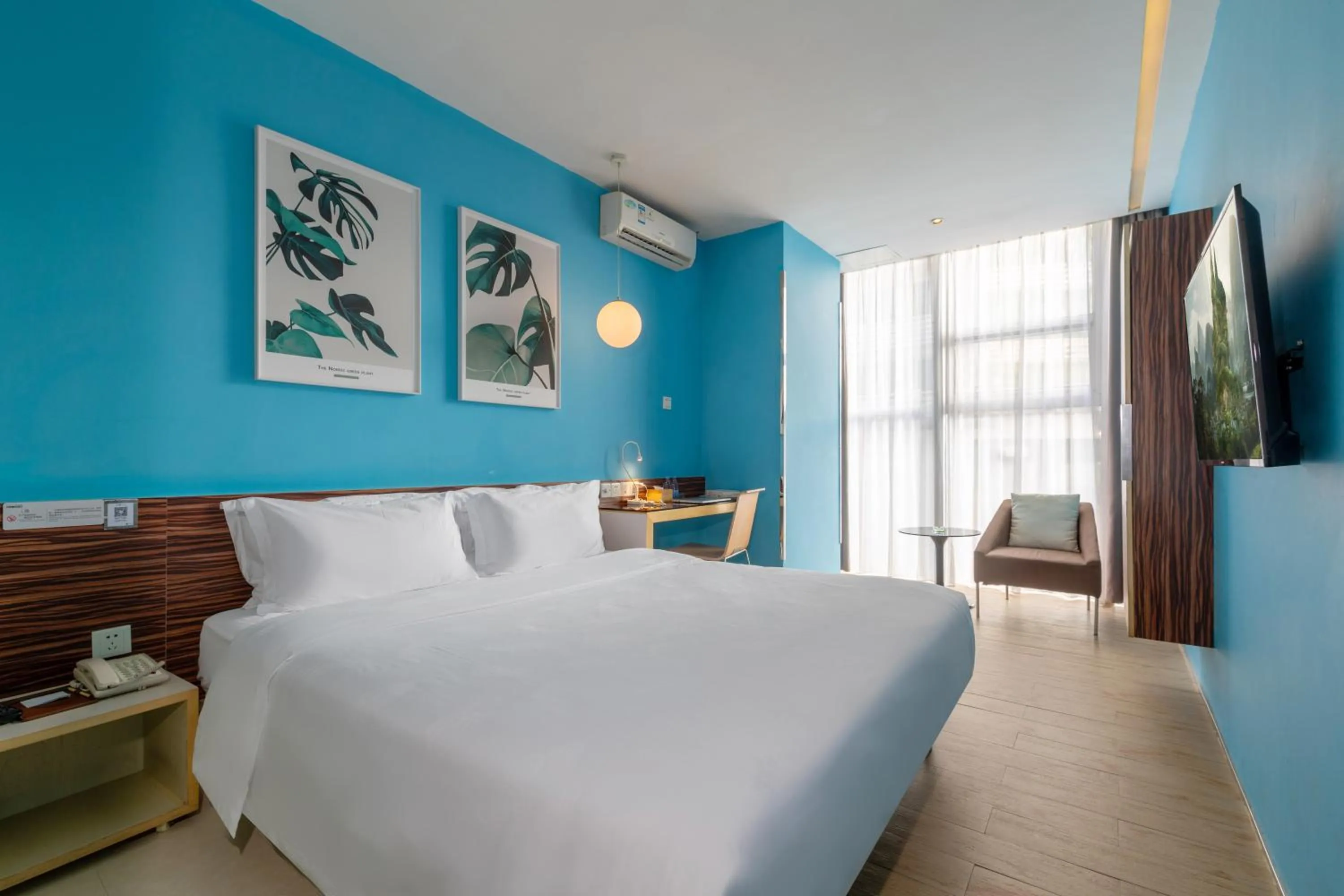 Photo of the whole room, Bed in Shenzhen Dongmen Colour Hotel