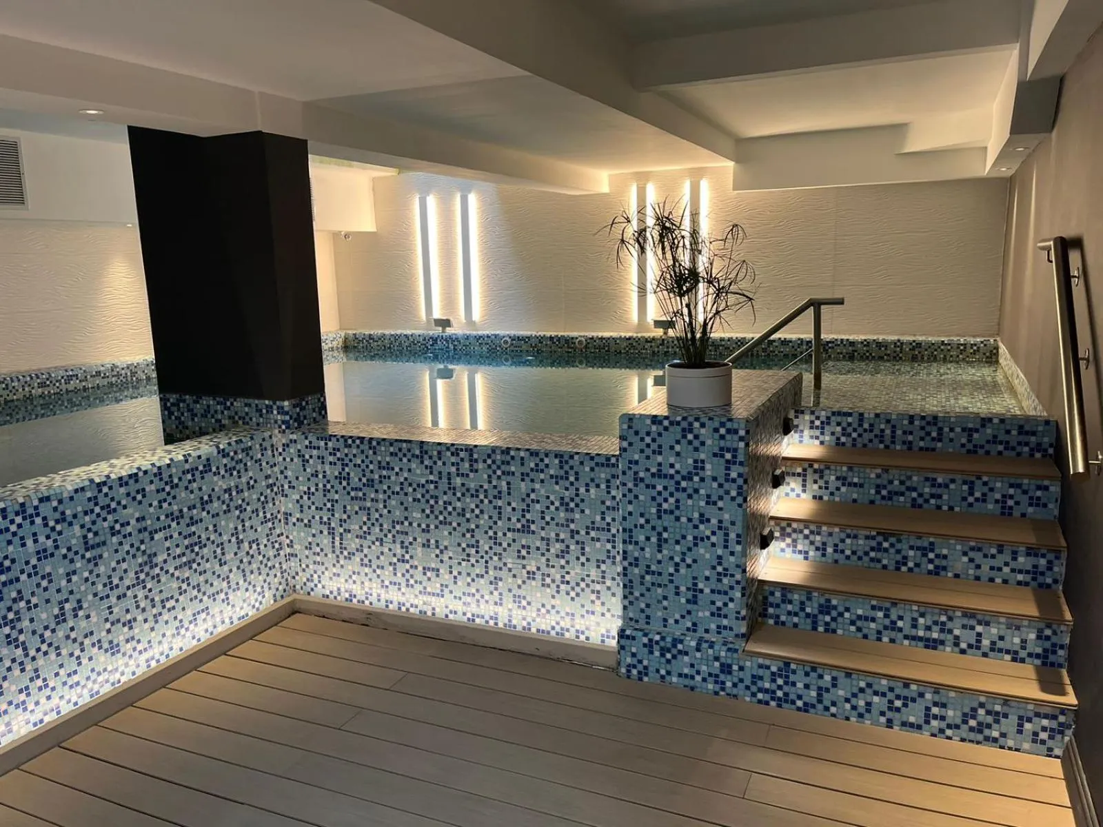 Swimming pool in Kenton Palace Bariloche