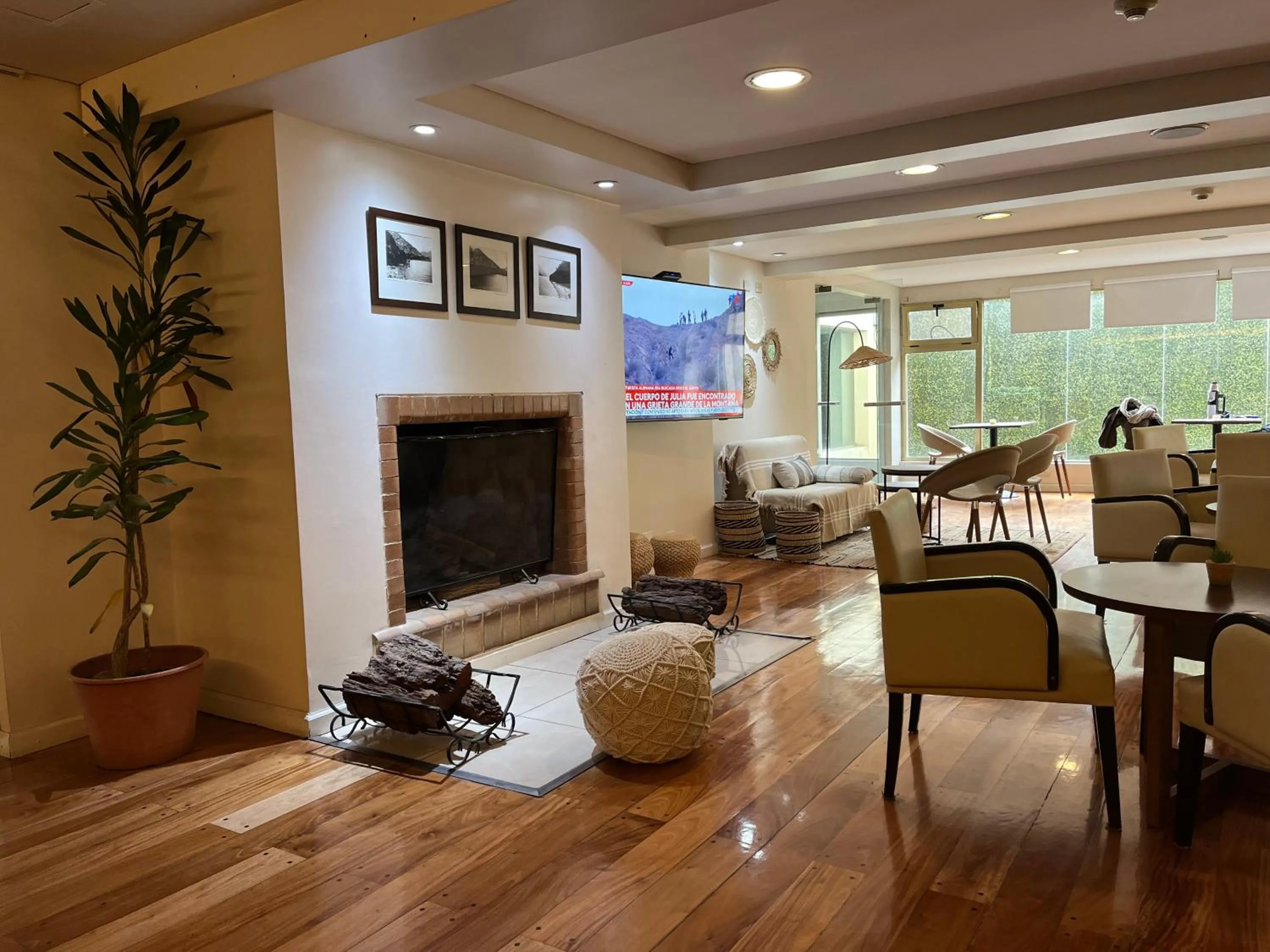 Communal lounge/ TV room in Kenton Palace Bariloche