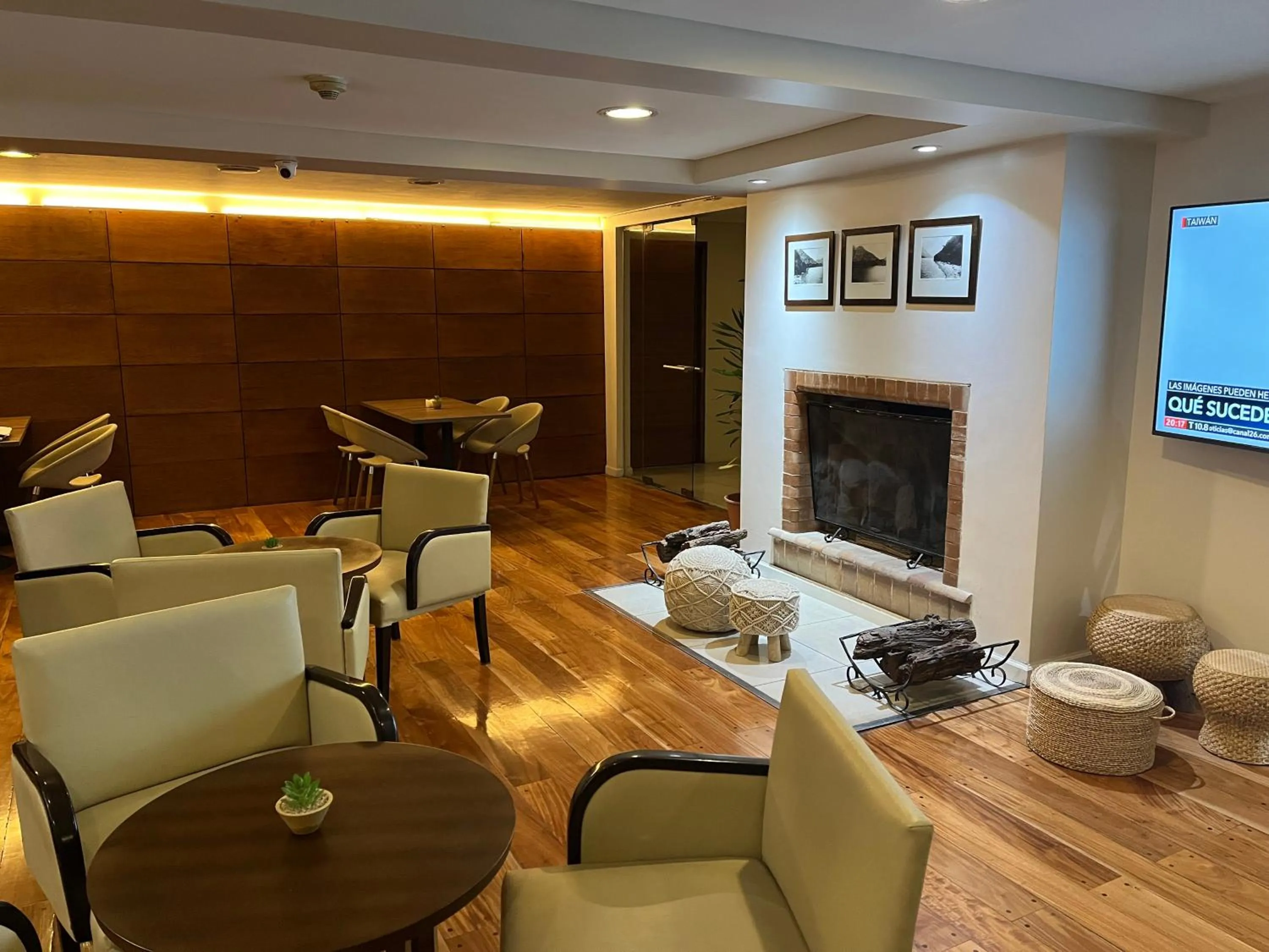 Communal lounge/ TV room in Kenton Palace Bariloche