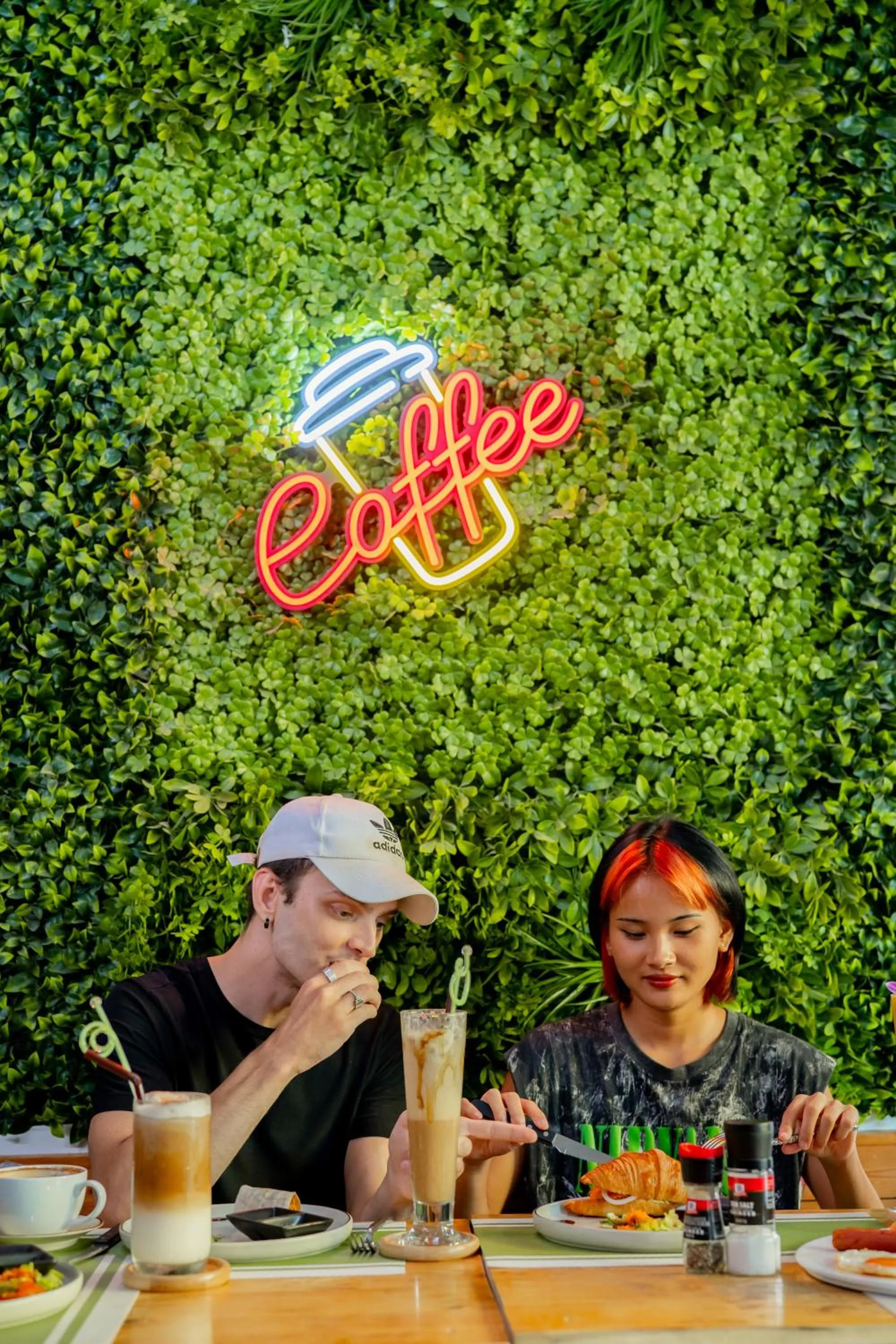 Restaurant/places to eat in UNOTEL Karon Beach