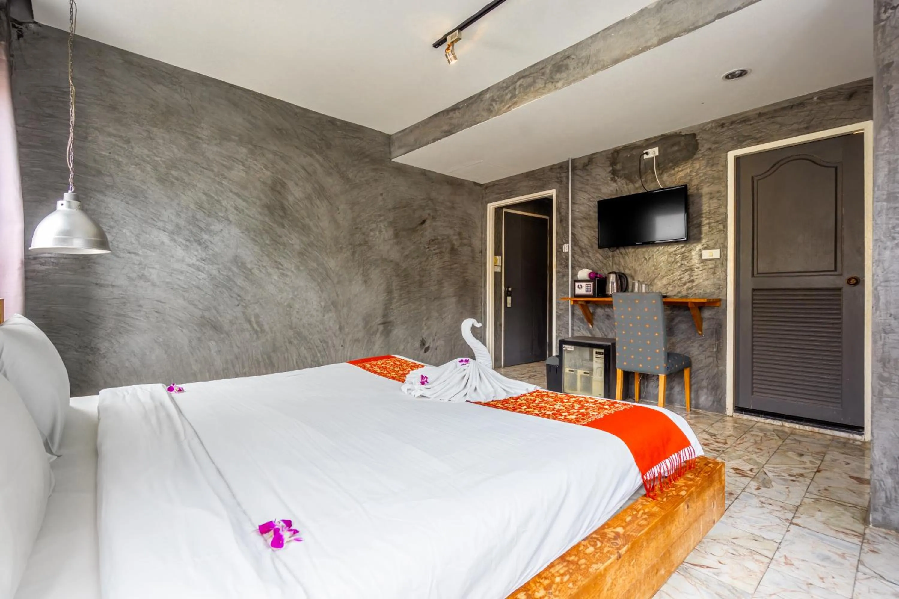 Bed in UNOTEL Karon Beach