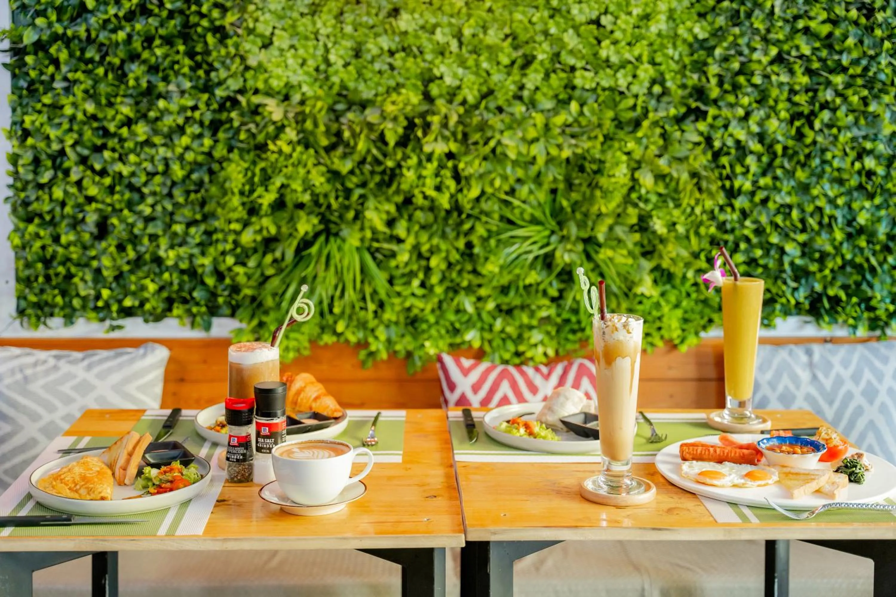 Restaurant/places to eat in UNOTEL Karon Beach