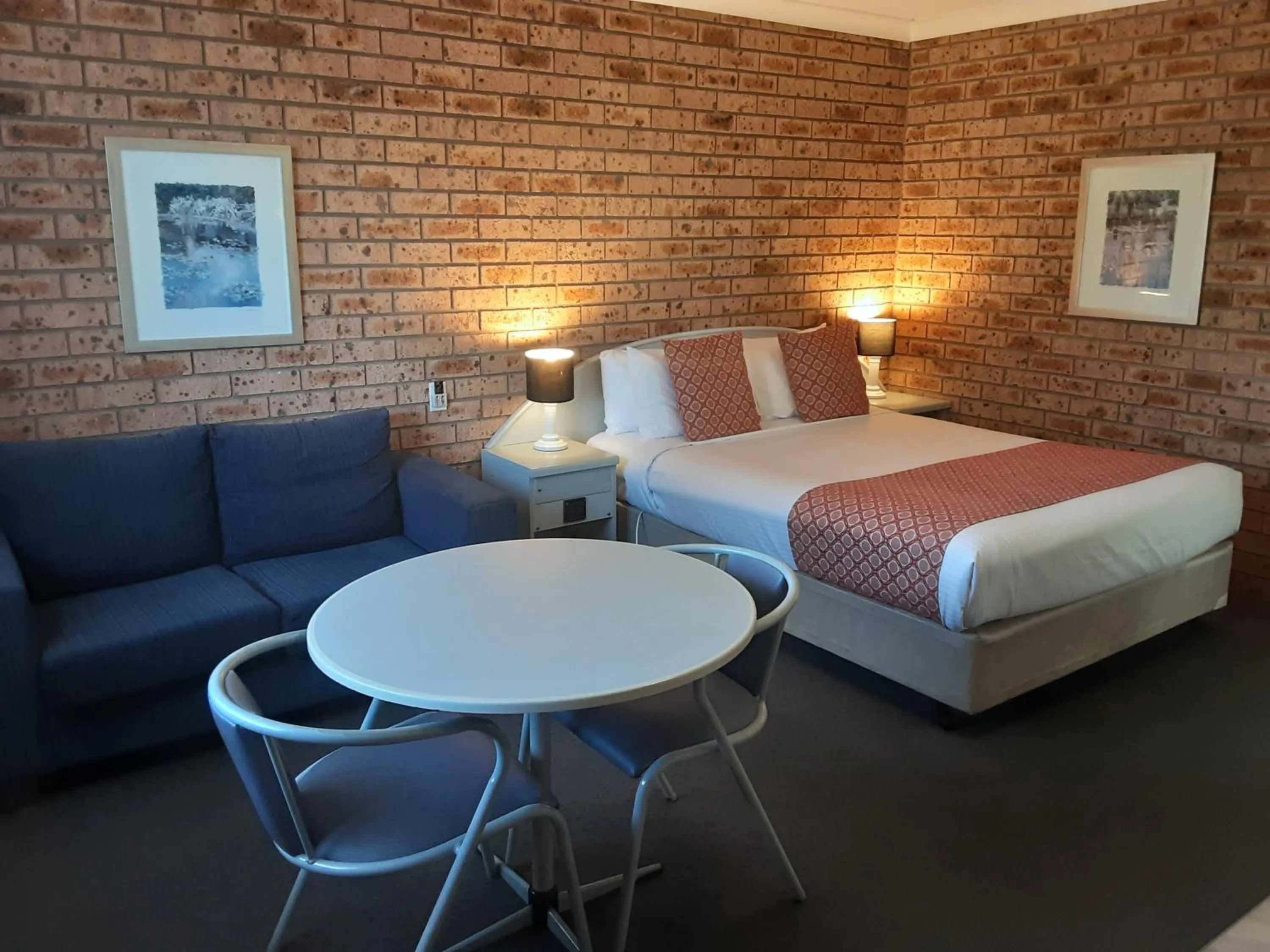 Bed in Blue Diamond Motor Inn