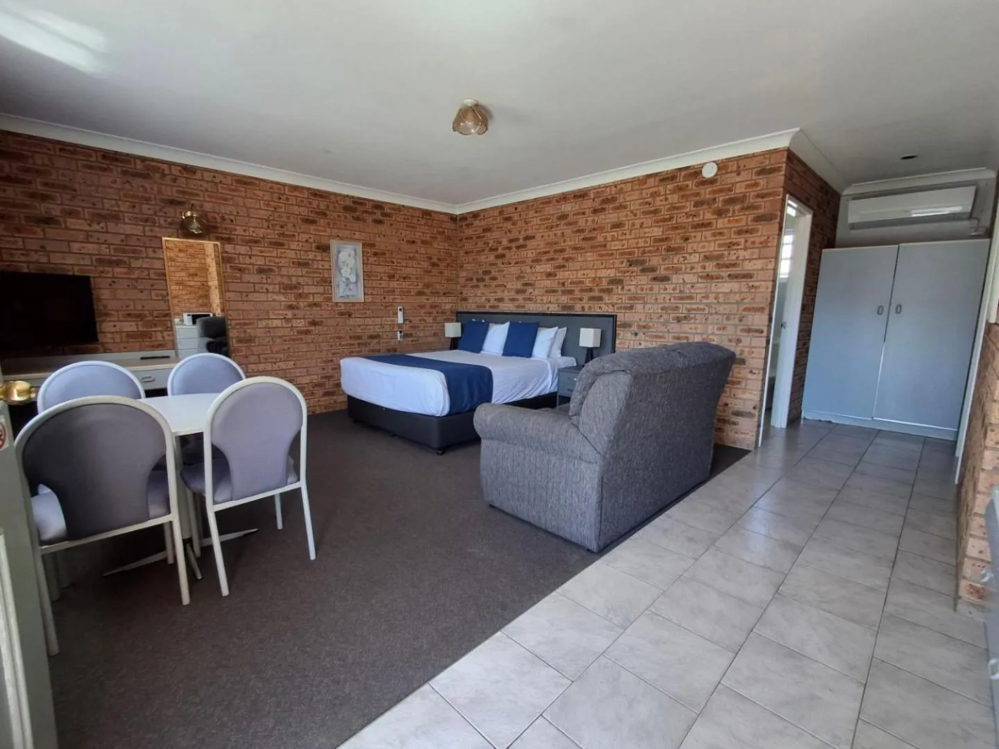 Bed in Blue Diamond Motor Inn