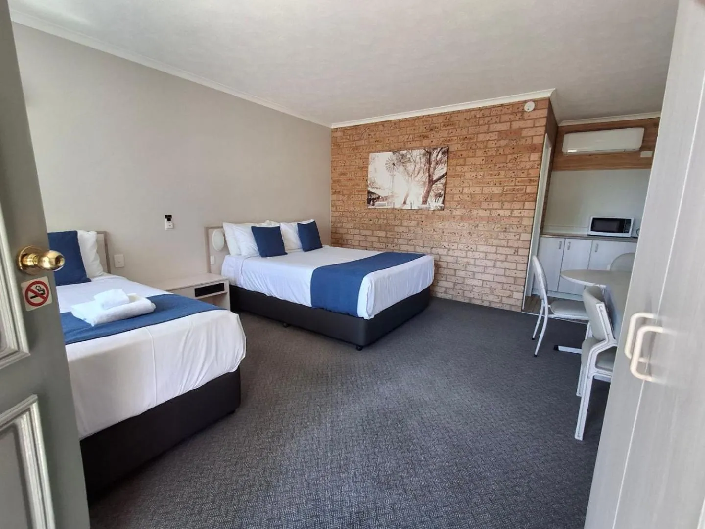 Bed in Blue Diamond Motor Inn