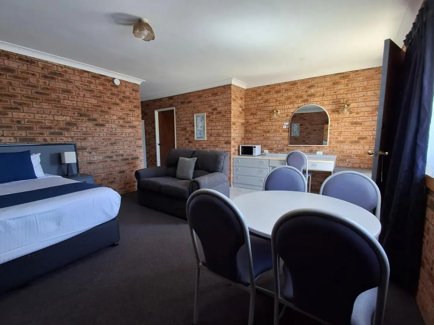 Deluxe Family Room in Blue Diamond Motor Inn Deluxe Family Room in Blue Diamond Motor Inn