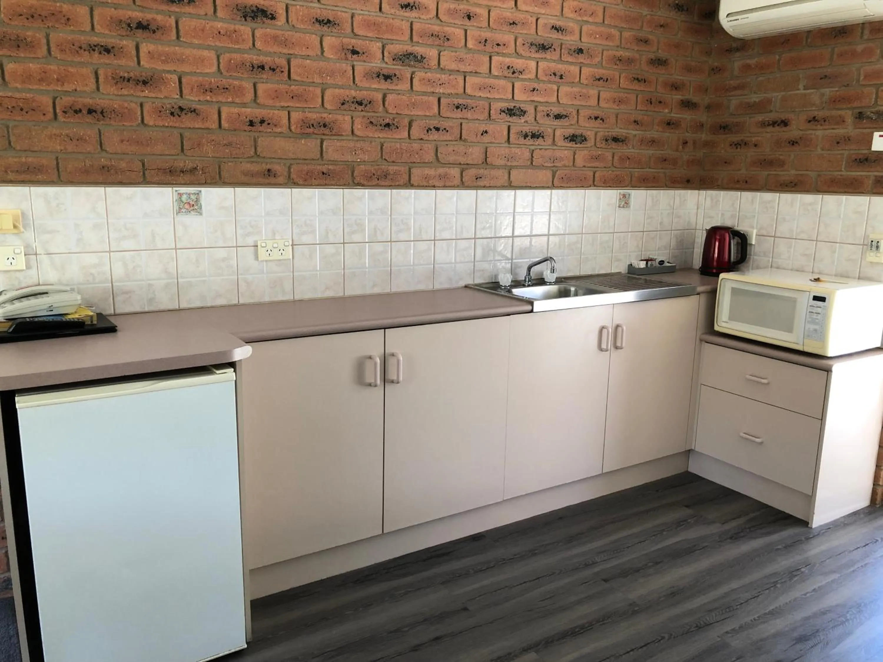 TV and multimedia, Kitchen/Kitchenette in Bullanginya Lodge