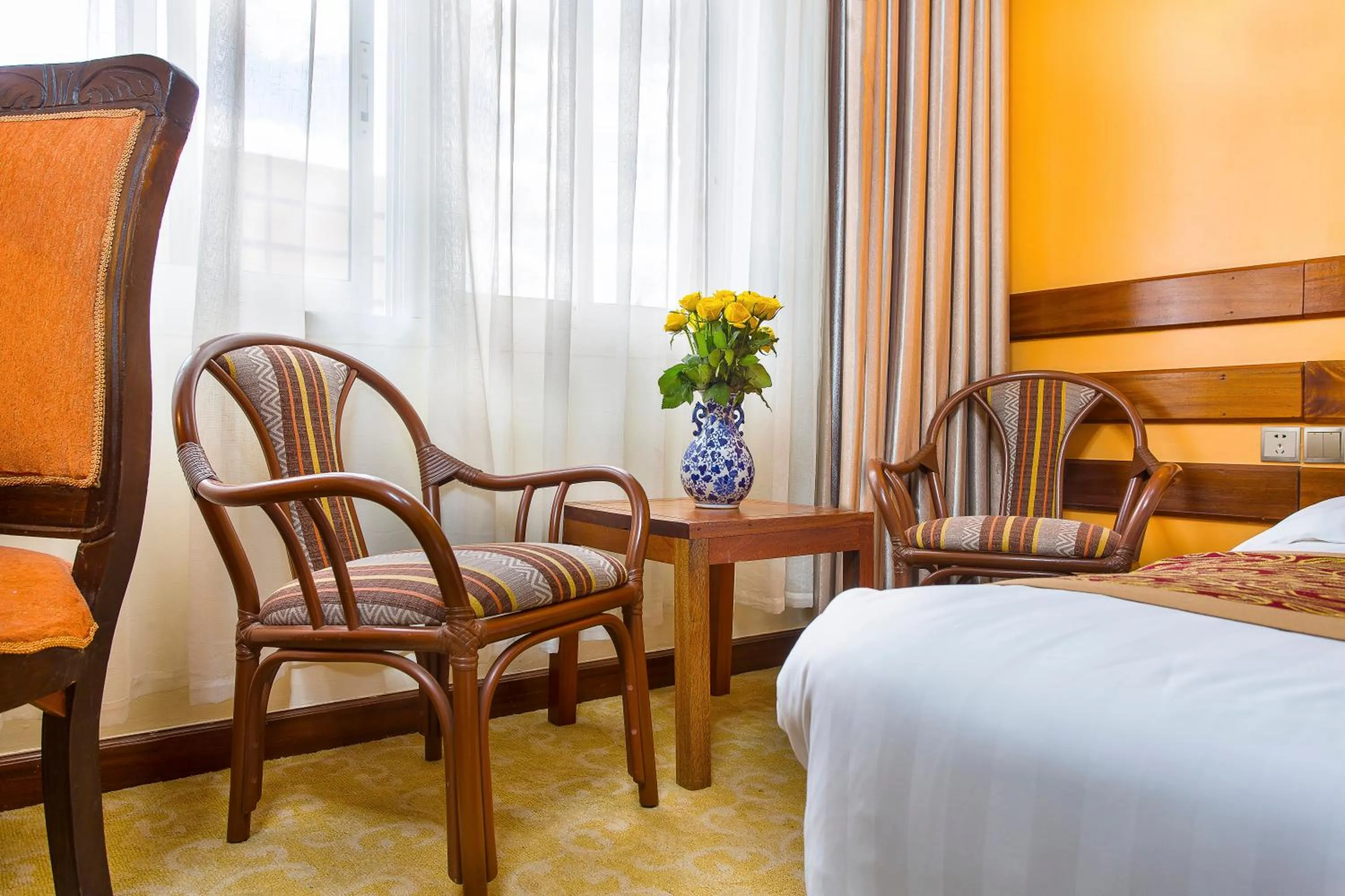 Seating area, Bed in Eastland Hotel