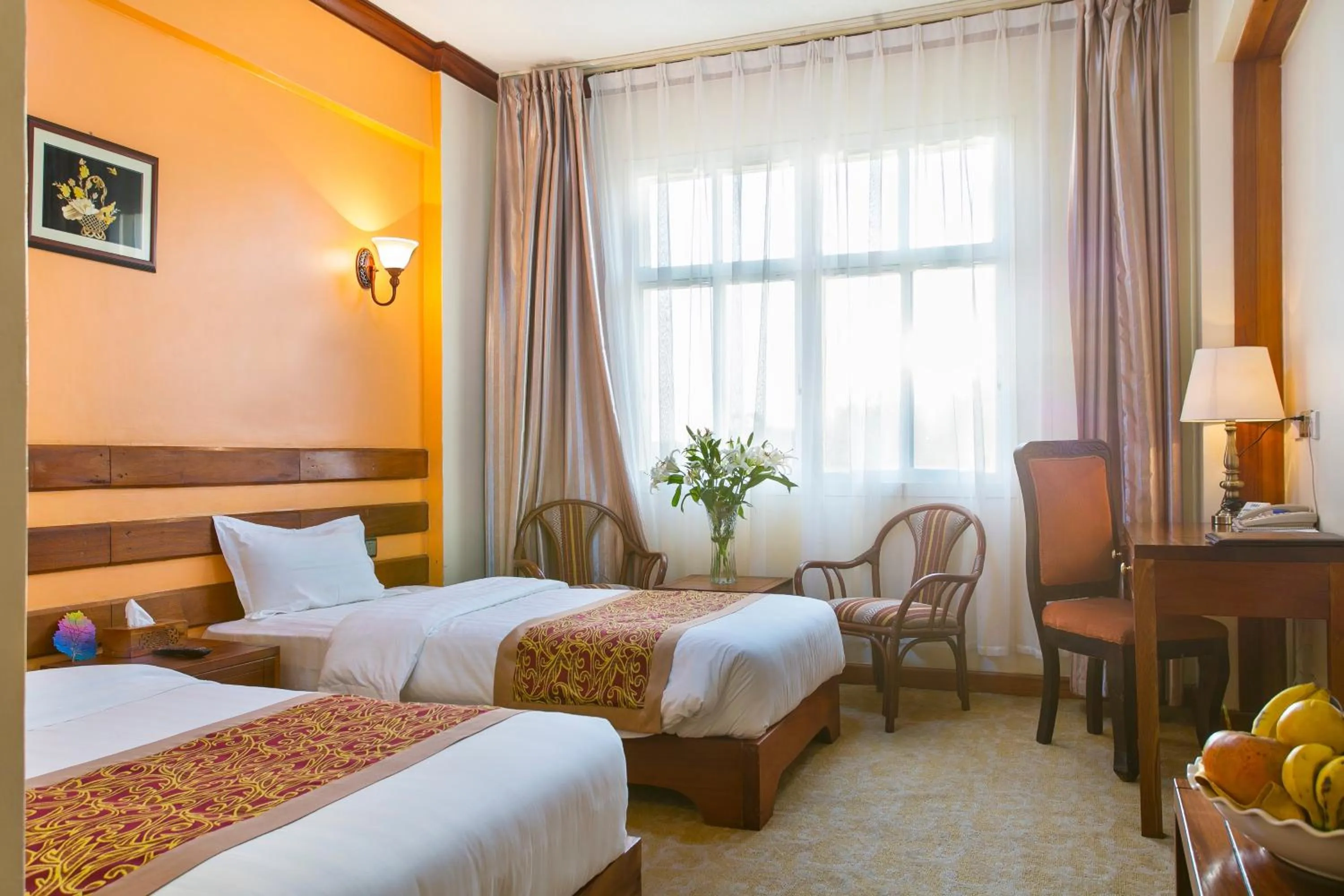 Living room, Bed in Eastland Hotel