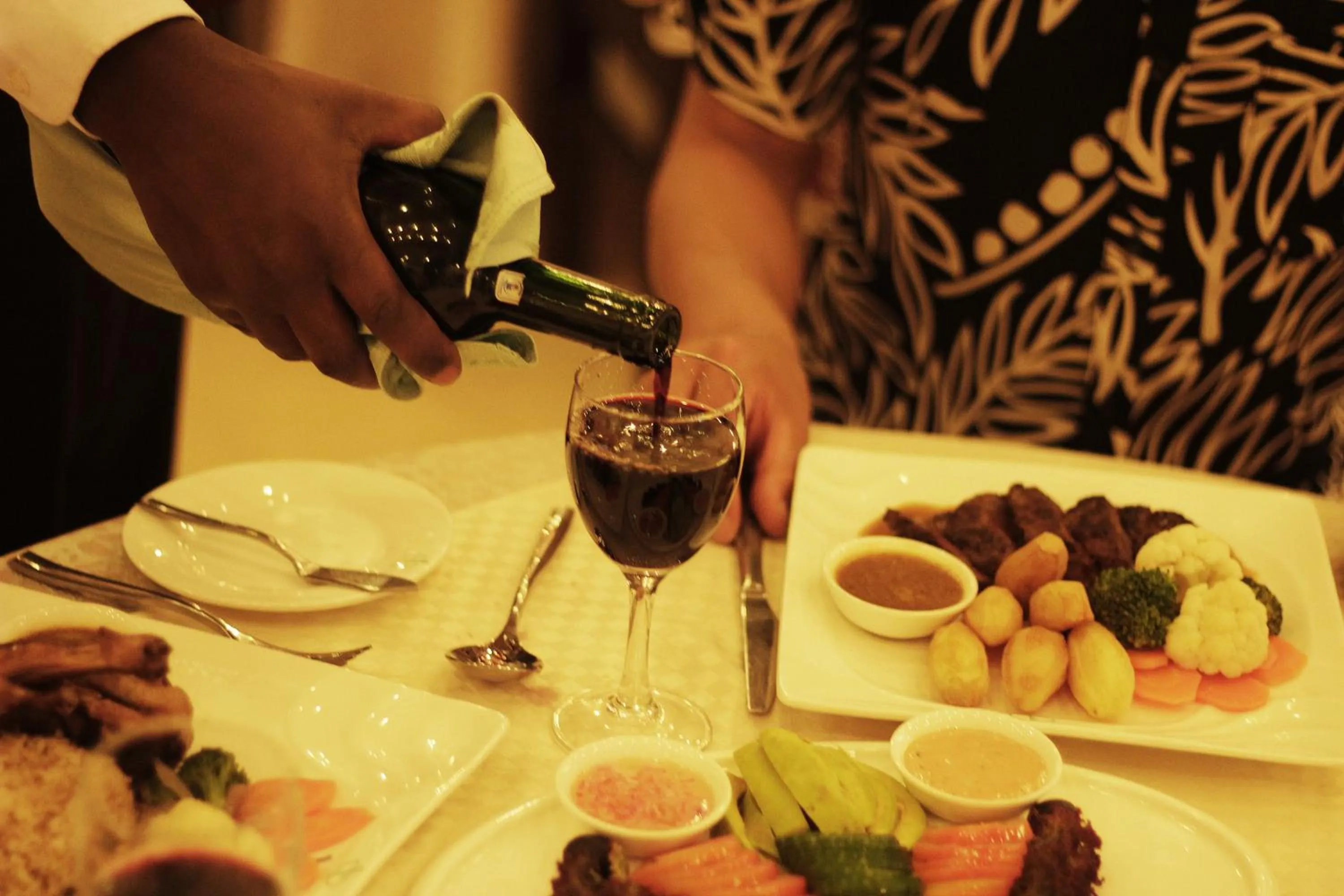 Restaurant/places to eat in Eastland Hotel