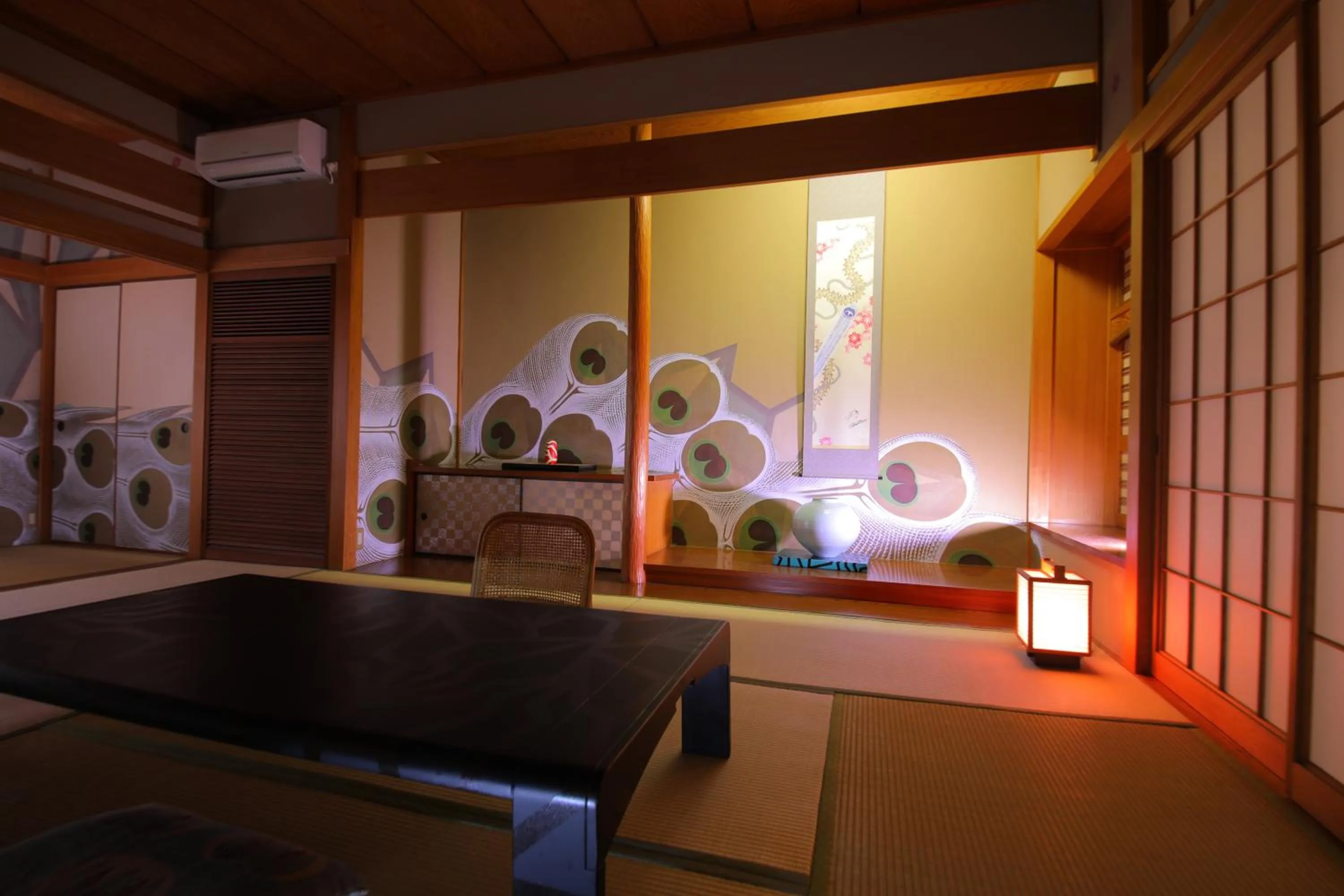 Photo of the whole room in Dougoya