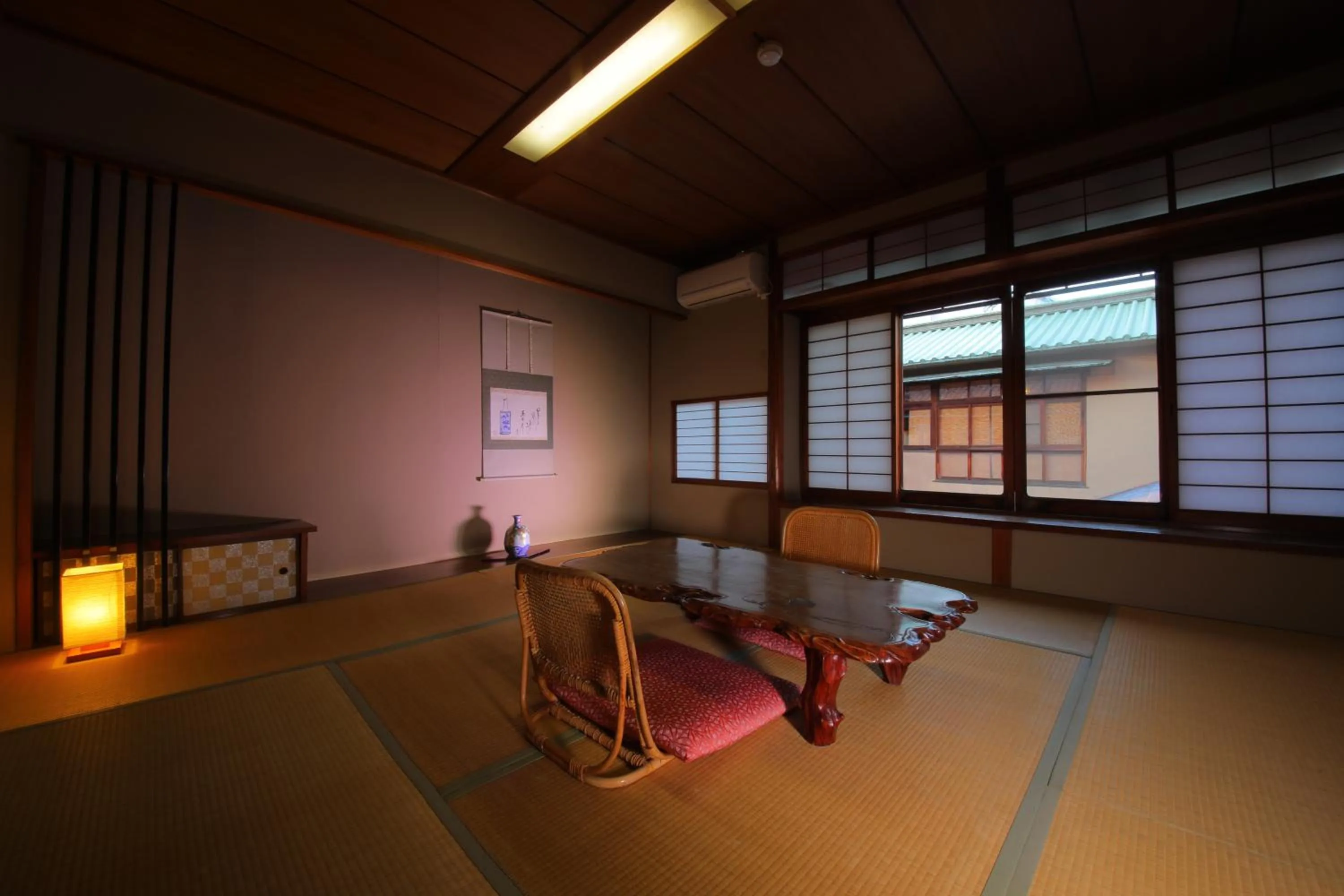 Photo of the whole room in Dougoya