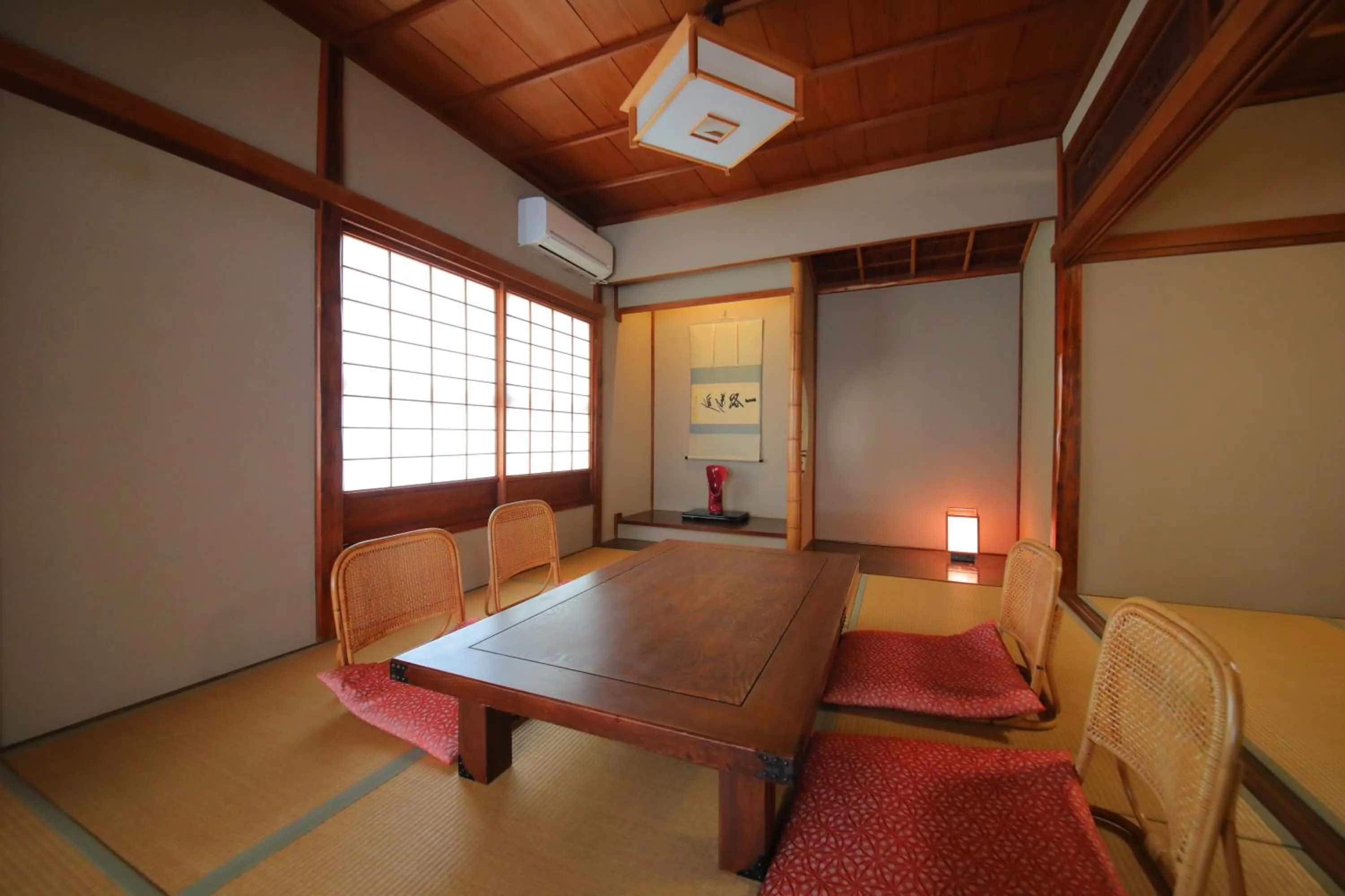 Photo of the whole room in Dougoya