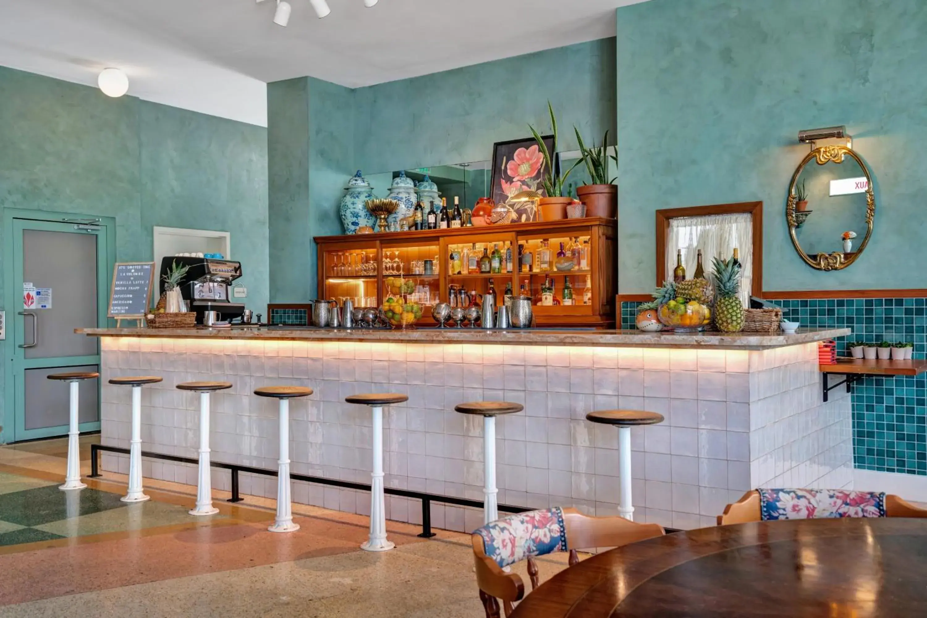 Lounge or bar in Hotel Trouvail Miami Beach Lounge or bar in Hotel Trouvail Miami Beach