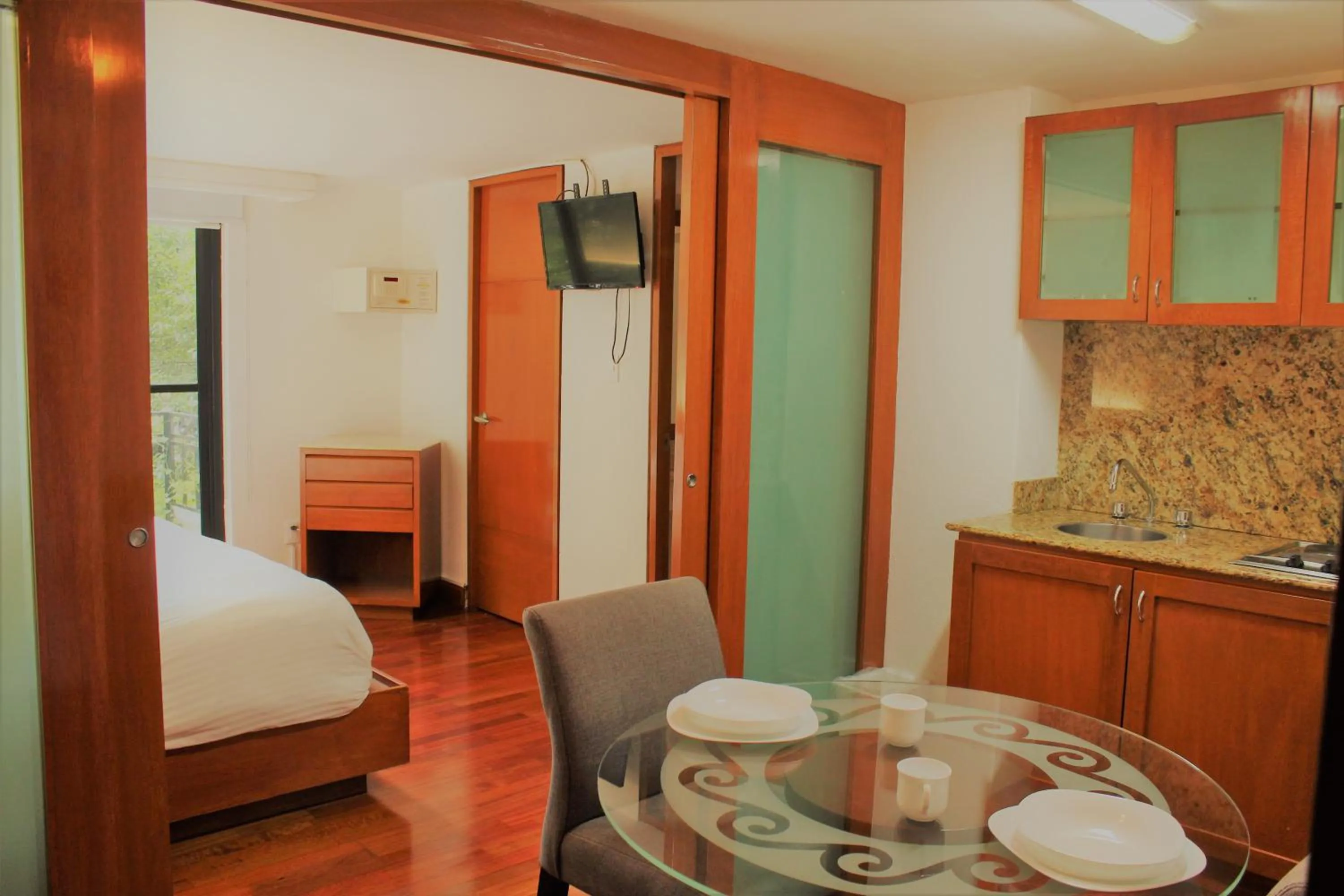 Dining area, Bed in Condesa Suites