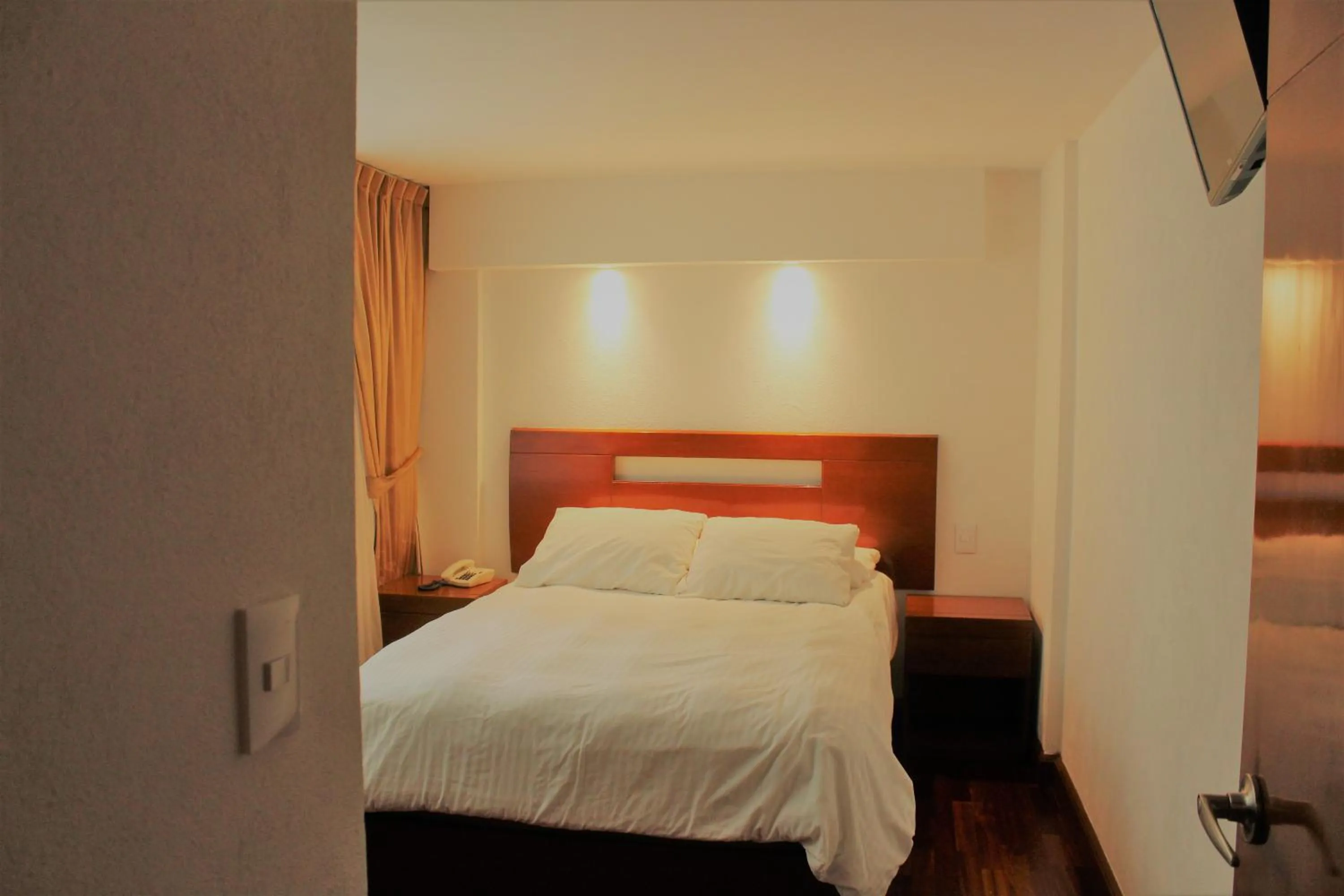 Photo of the whole room, Bed in Condesa Suites