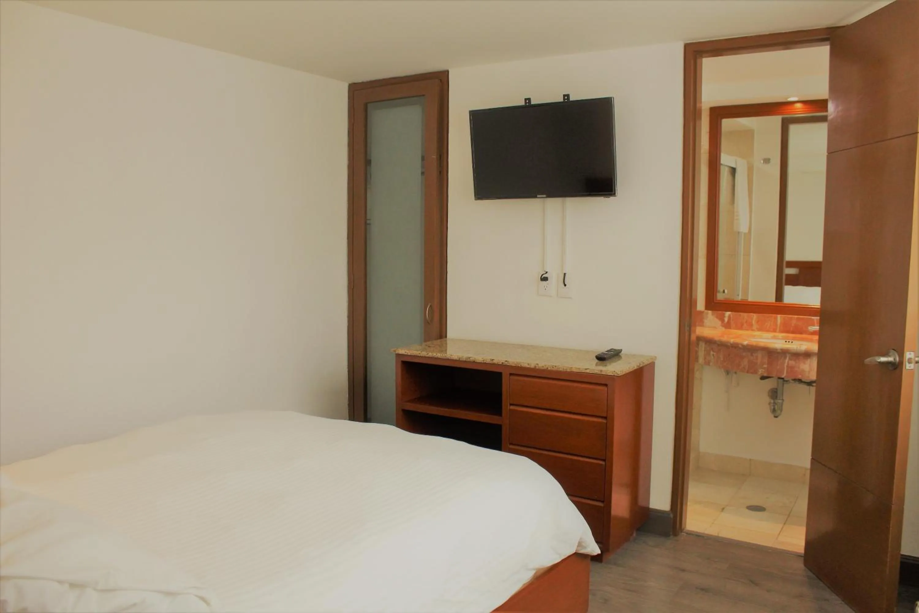 Photo of the whole room, Bed in Condesa Suites