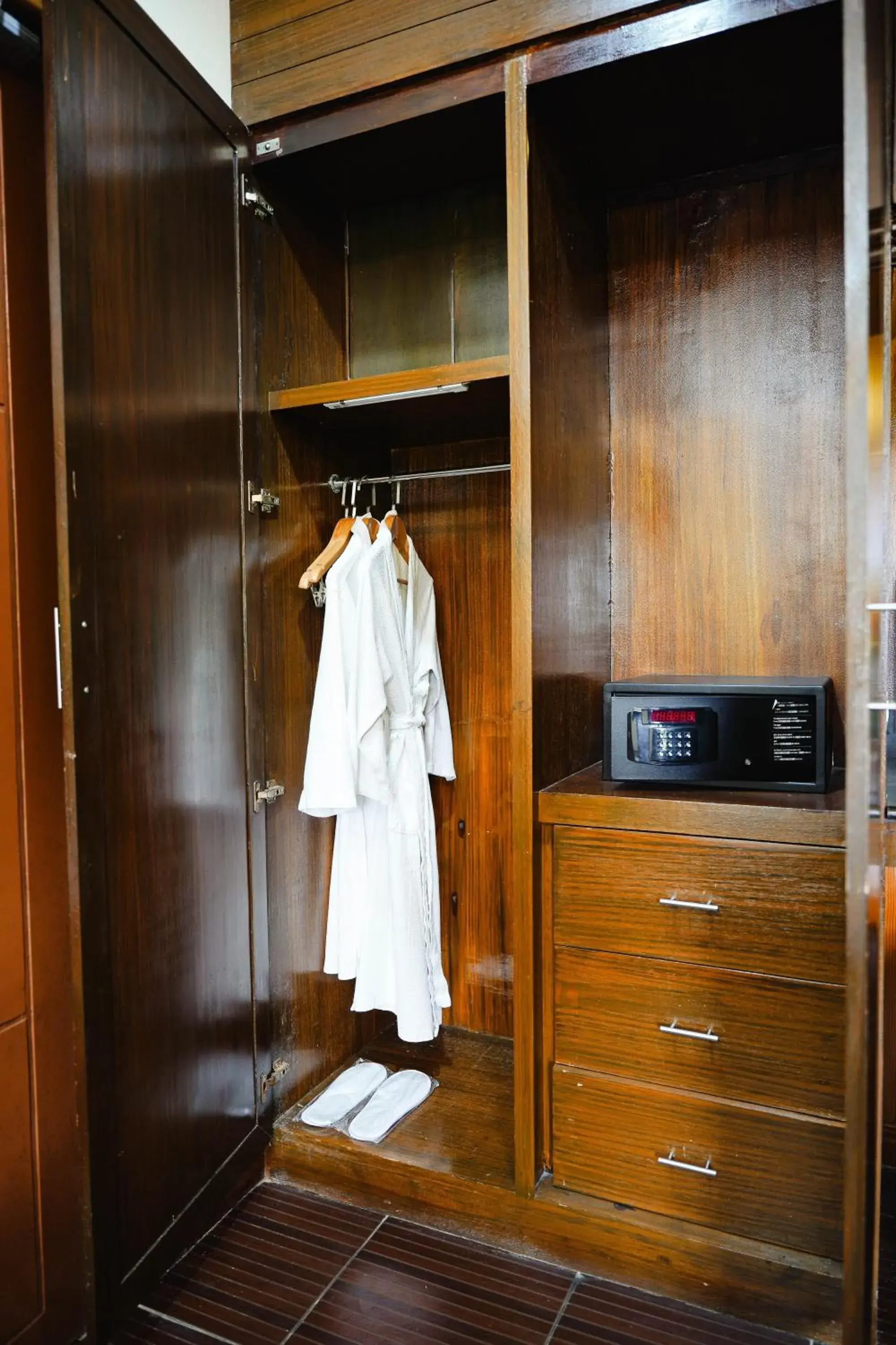 wardrobe in Sol Y Viento Mountain Hot Springs Resort wardrobe in Sol Y Viento Mountain Hot Springs Resort