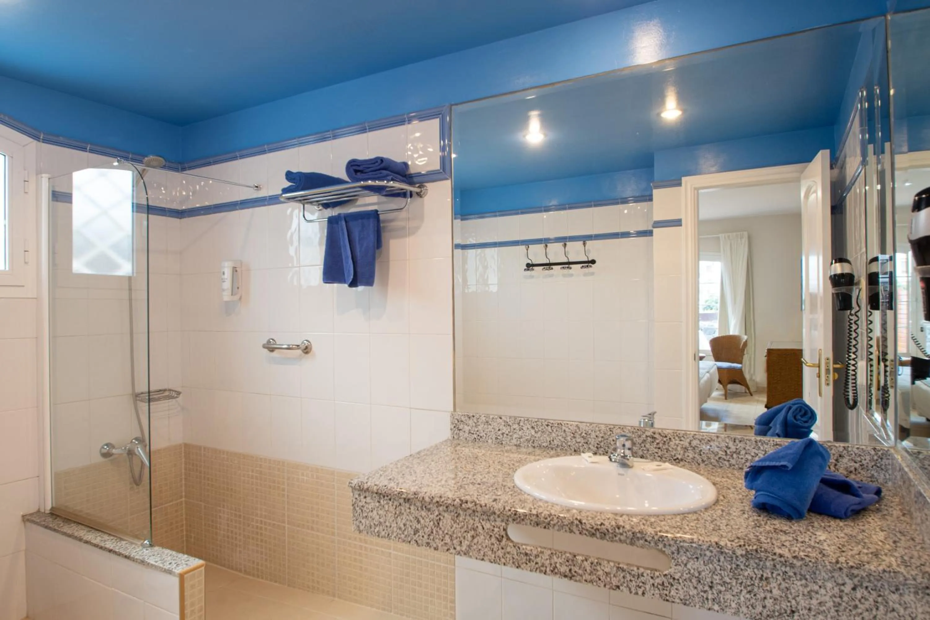 Bathroom in Apartamentos LIVVO Coloradamar