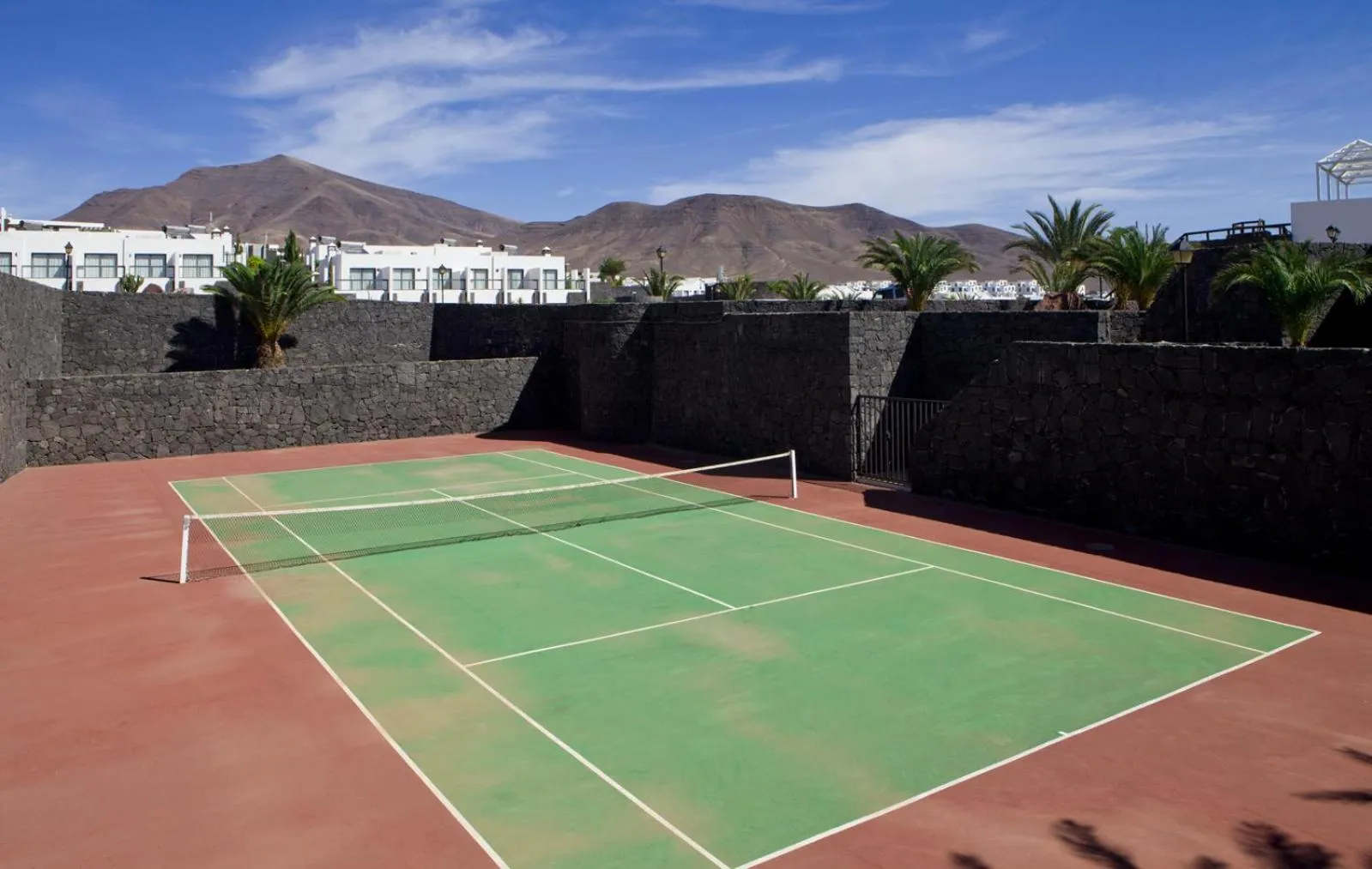 Tennis court in Apartamentos LIVVO Coloradamar