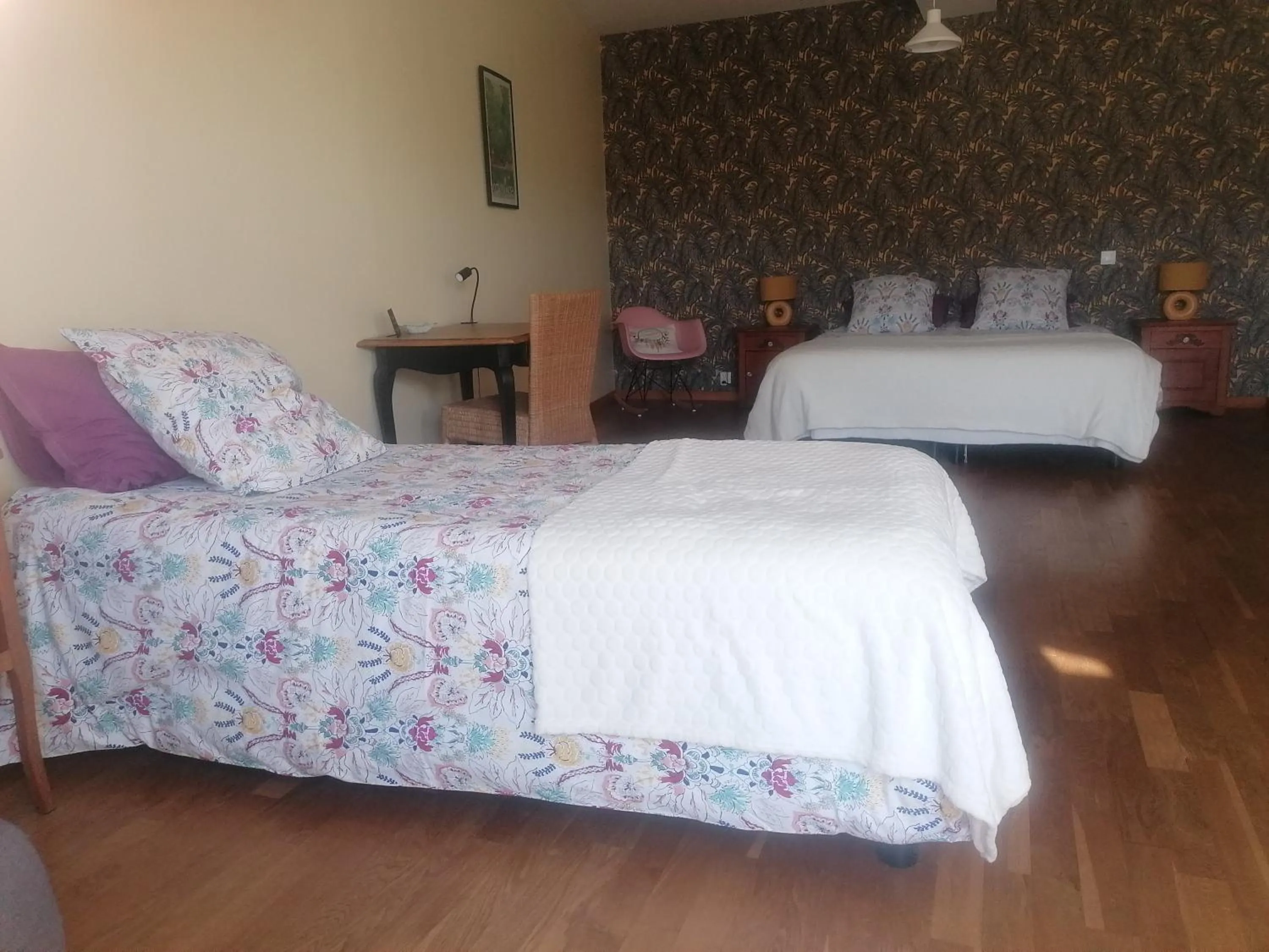 Bedroom, Bed in La Parisiere