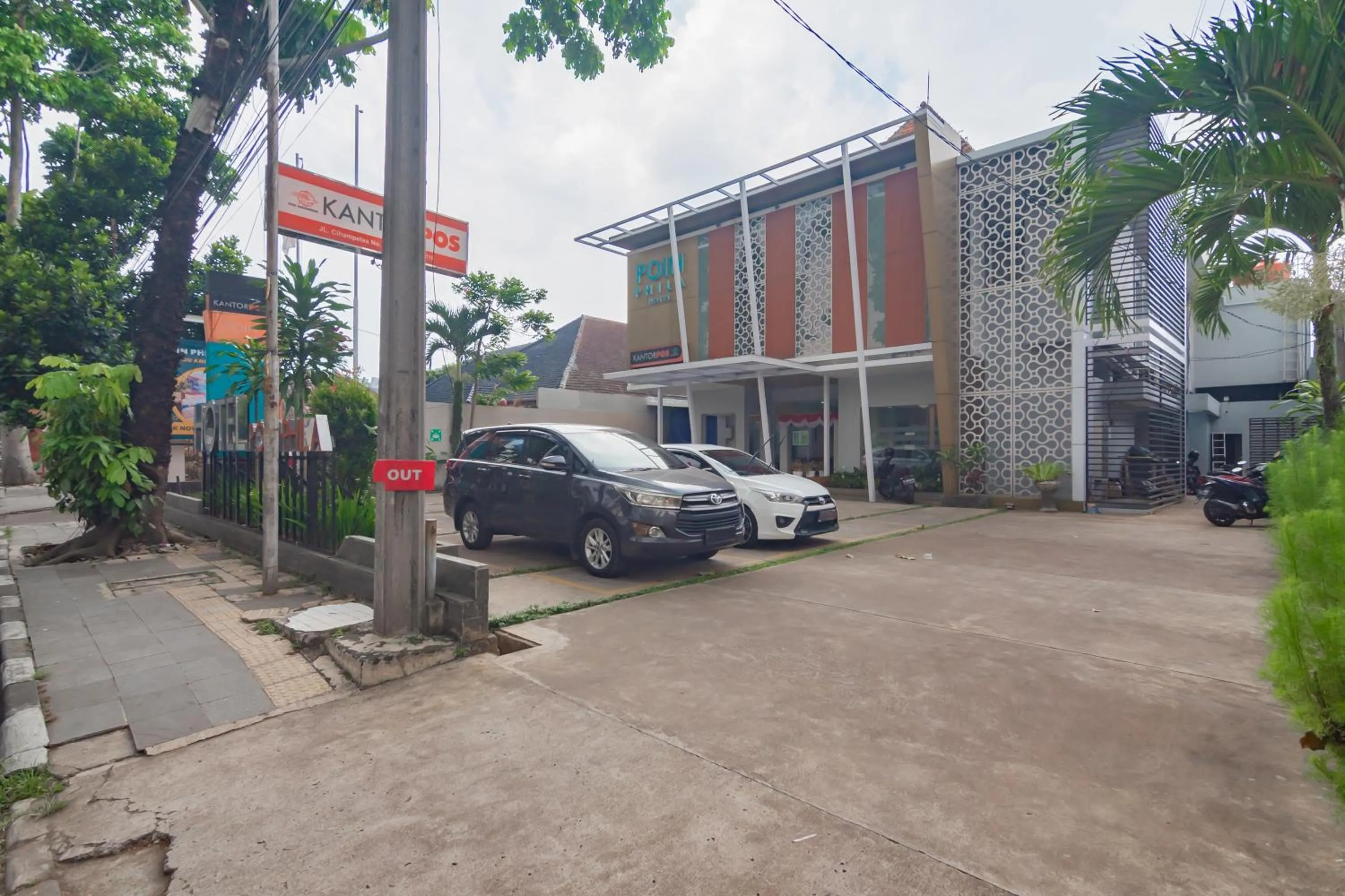 Property building in RedDoorz Plus @ Point Phila Cihampelas