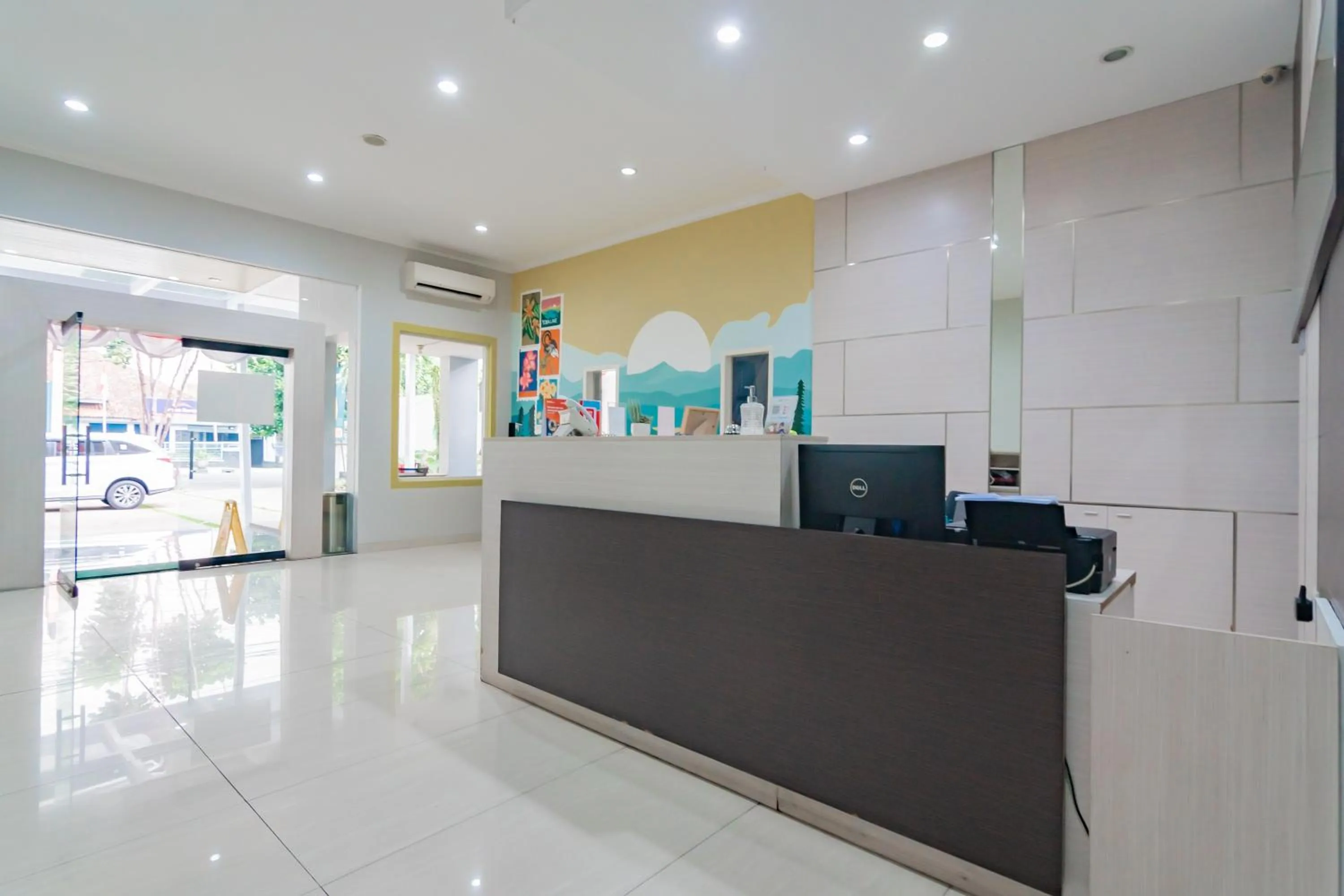 Lobby or reception in RedDoorz Plus @ Point Phila Cihampelas