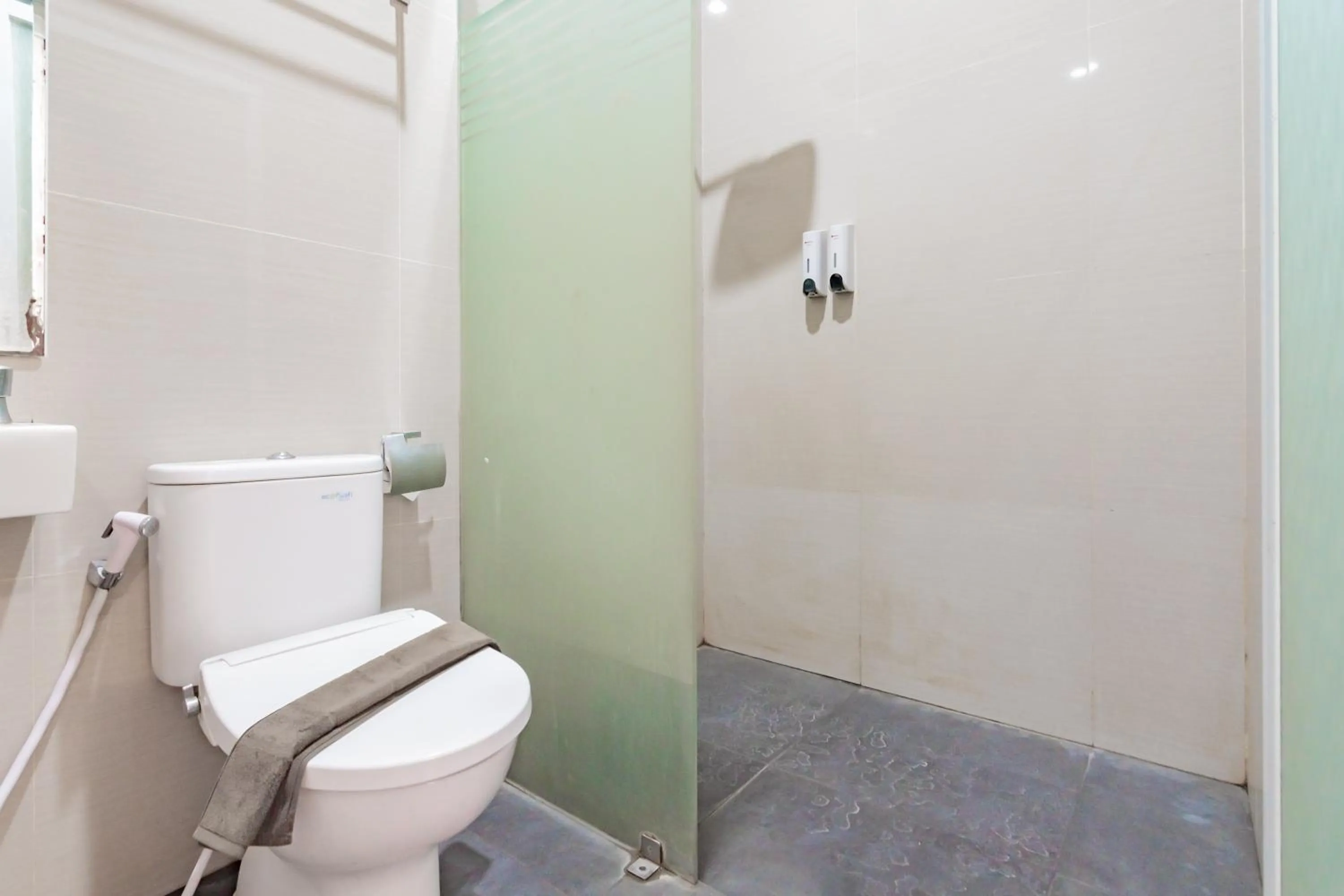 Bathroom in RedDoorz Plus @ Point Phila Cihampelas