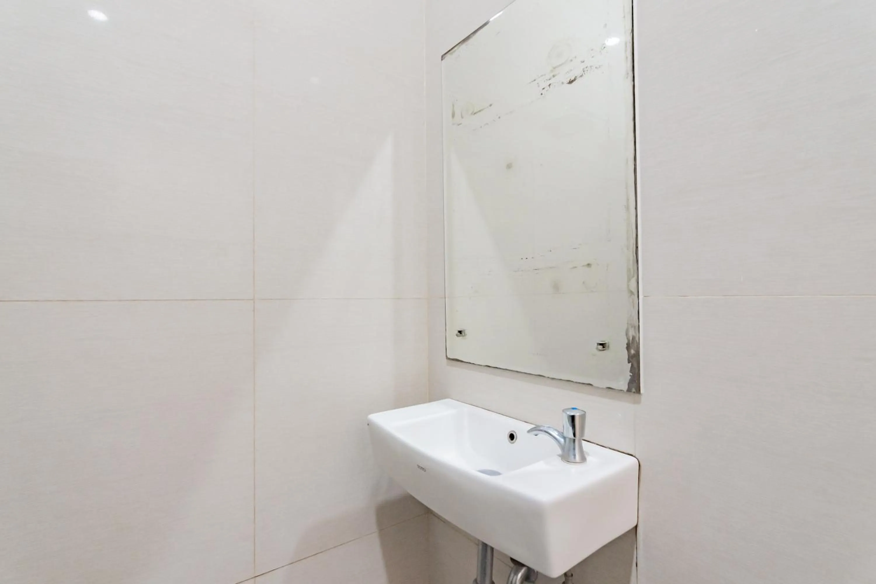 Bathroom in RedDoorz Plus @ Point Phila Cihampelas