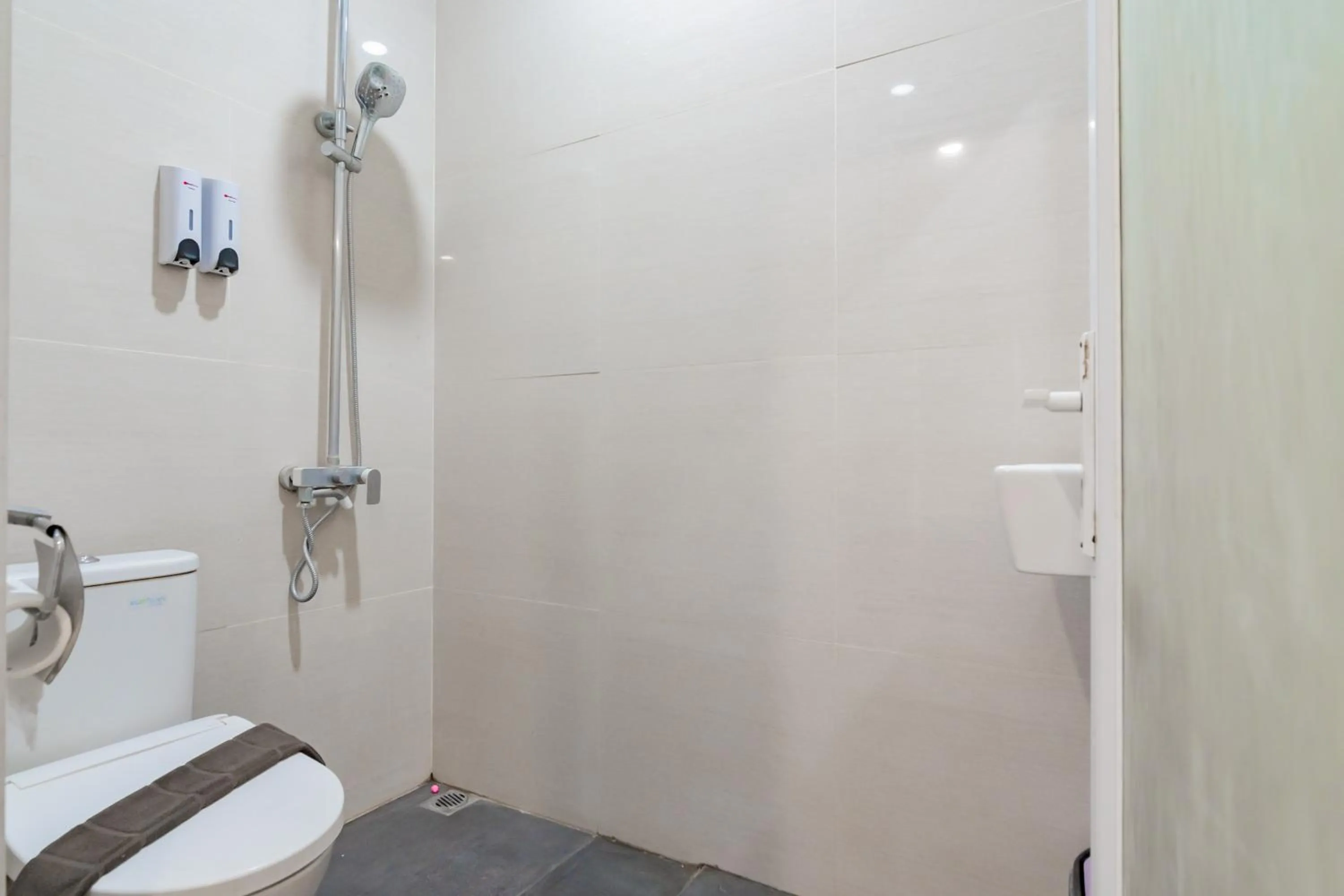 Bathroom in RedDoorz Plus @ Point Phila Cihampelas