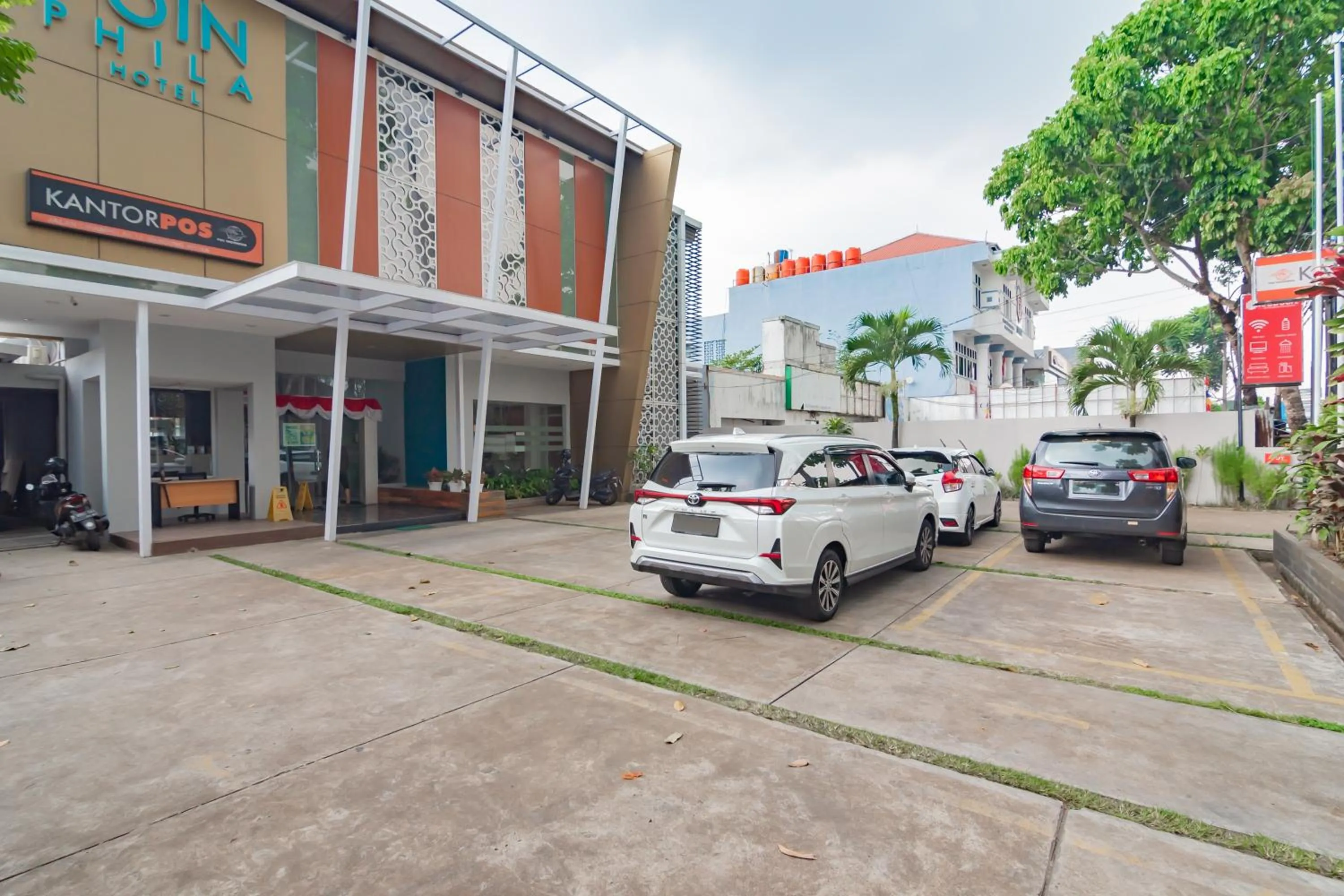 Property building in RedDoorz Plus @ Point Phila Cihampelas