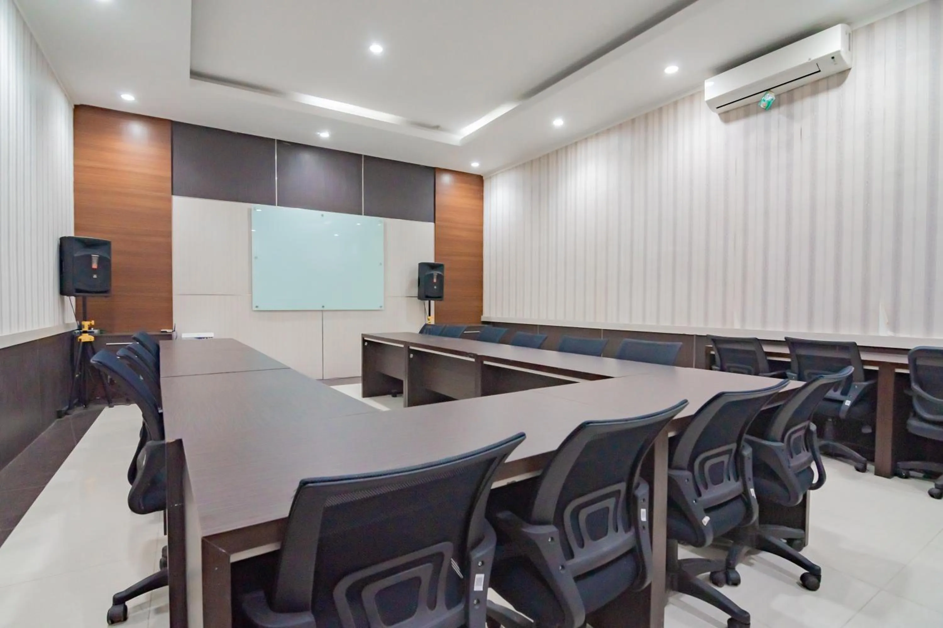 Business facilities in RedDoorz Plus @ Point Phila Cihampelas