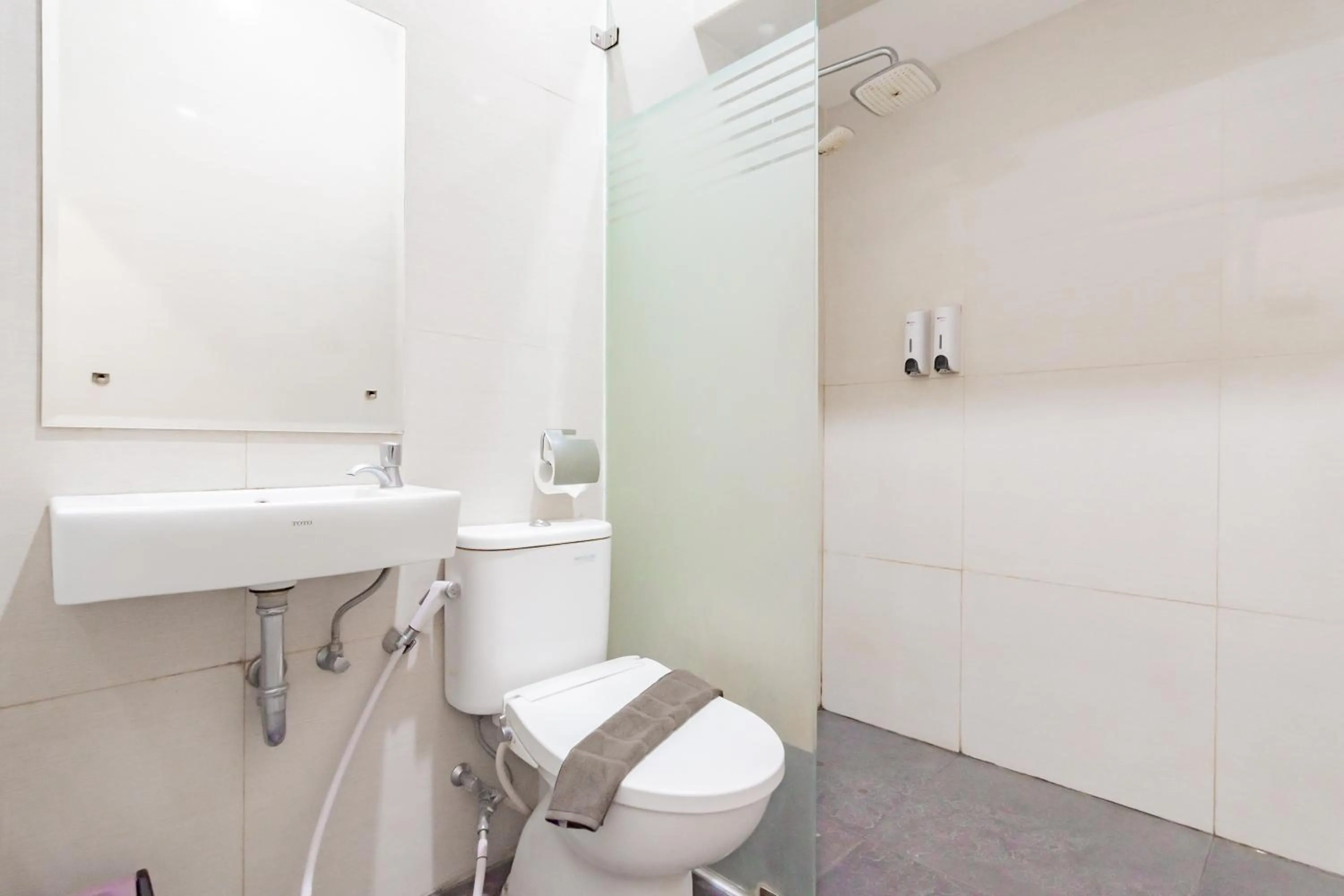 Bathroom in RedDoorz Plus @ Point Phila Cihampelas