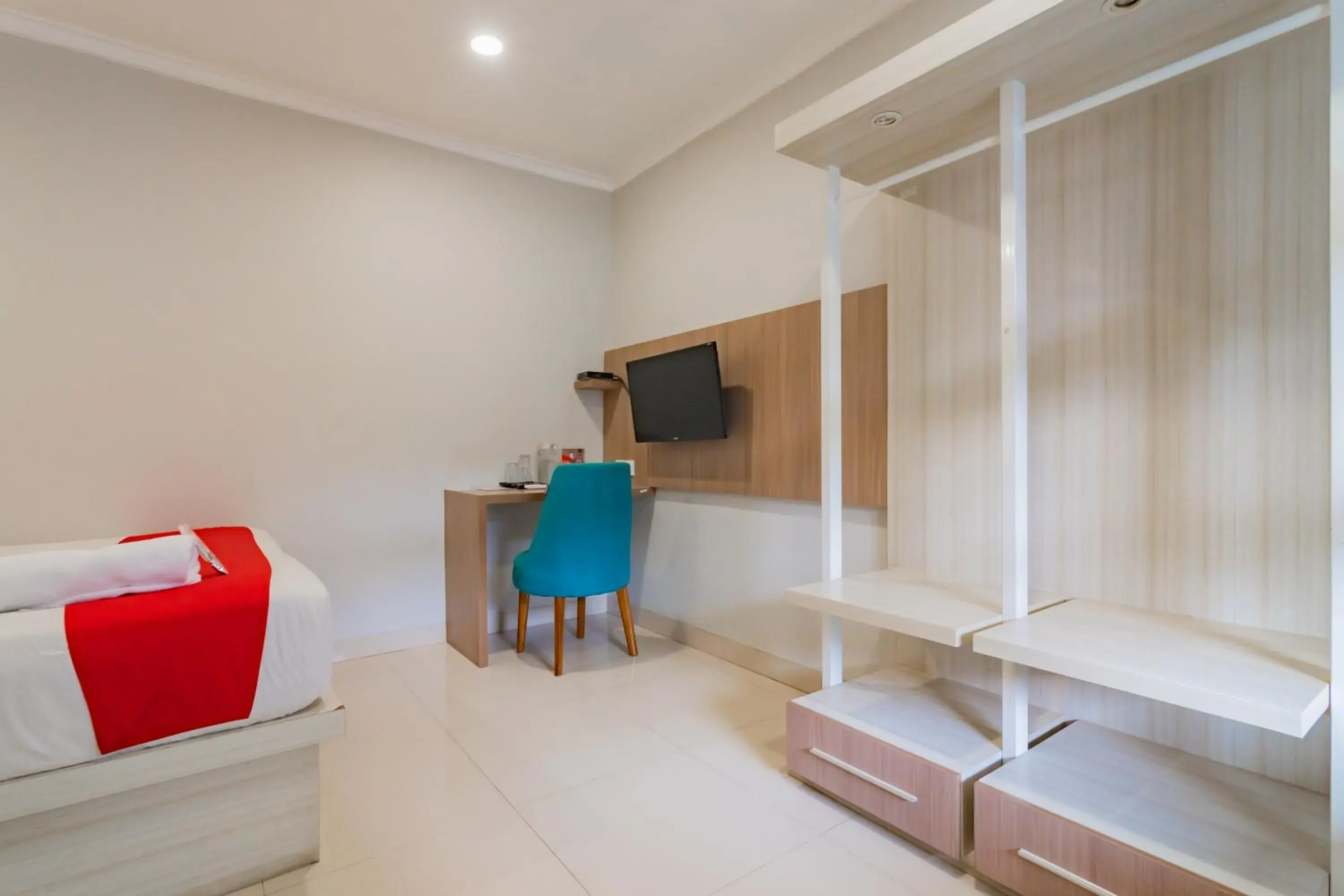 Double Room in RedDoorz Plus @ Point Phila Cihampelas Double Room in RedDoorz Plus @ Point Phila Cihampelas