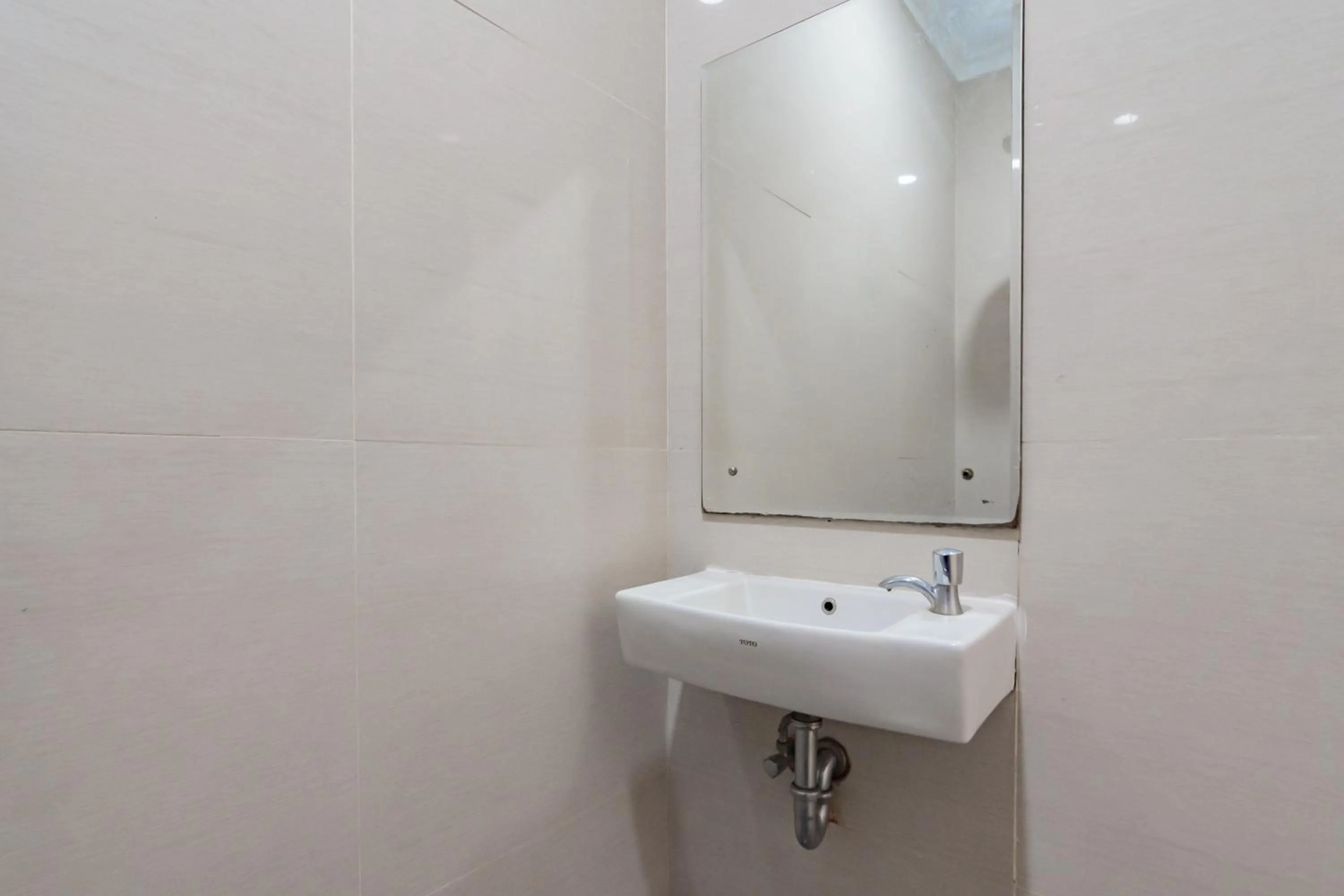 Bathroom in RedDoorz Plus @ Point Phila Cihampelas