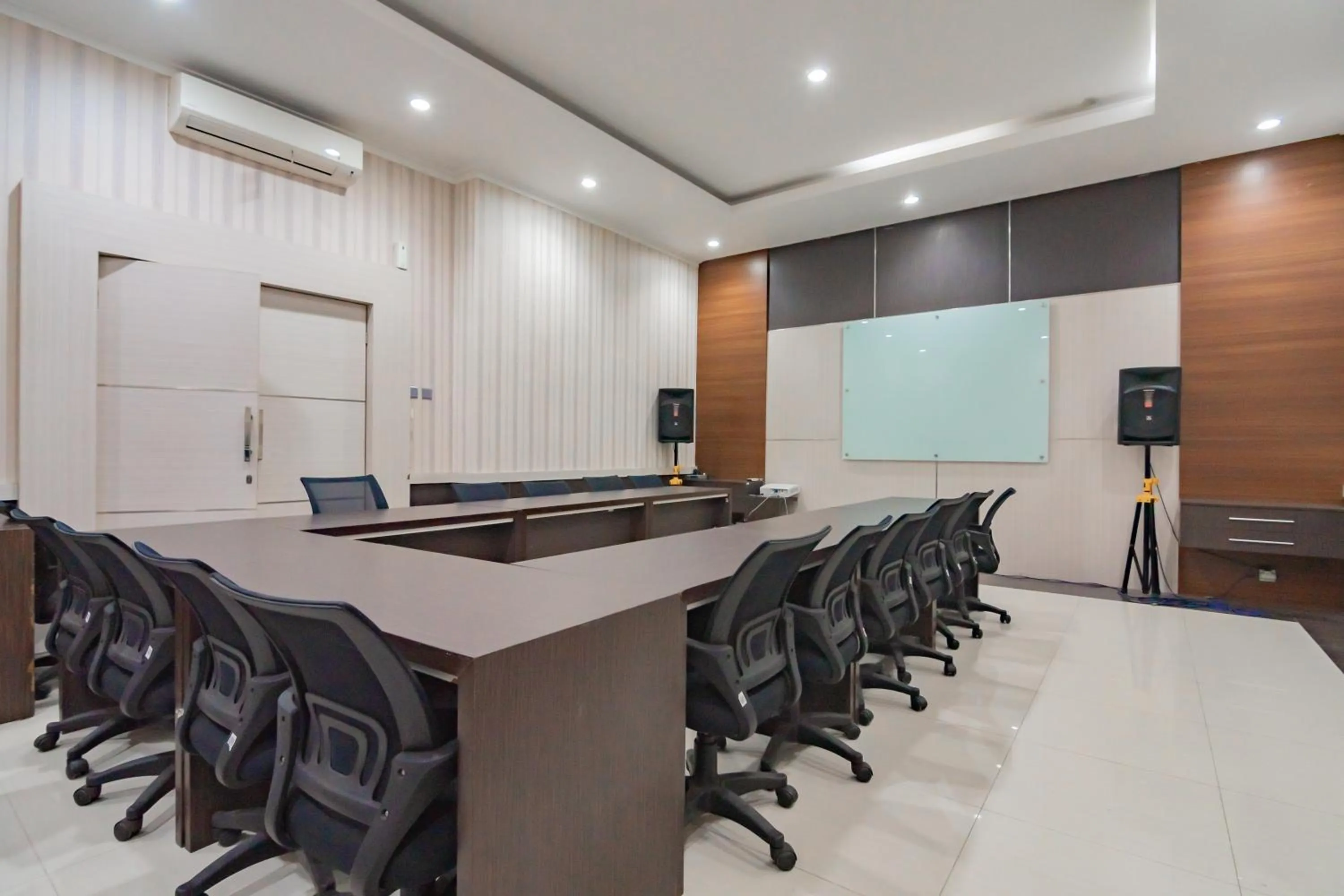 Business facilities in RedDoorz Plus @ Point Phila Cihampelas