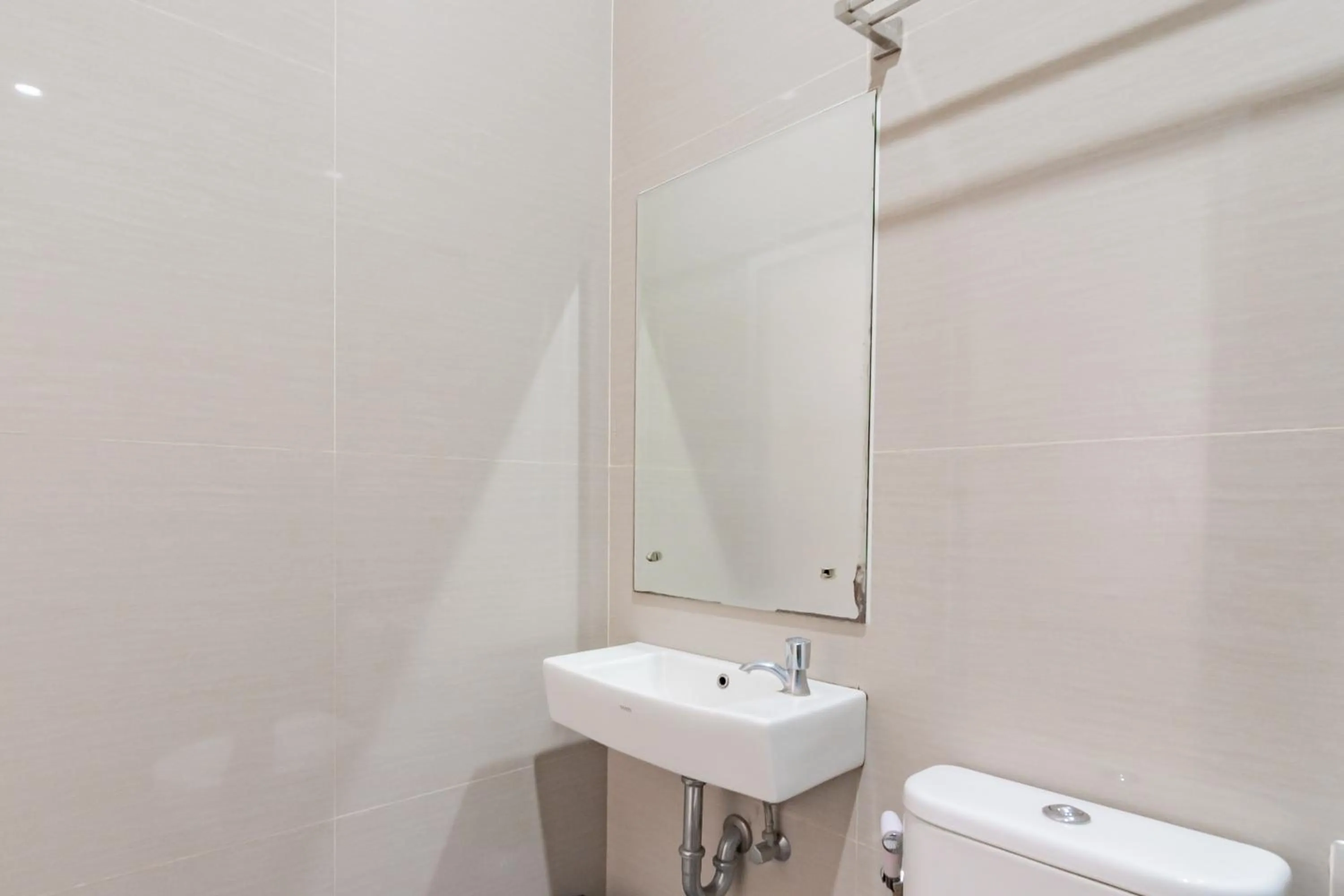 Bathroom in RedDoorz Plus @ Point Phila Cihampelas