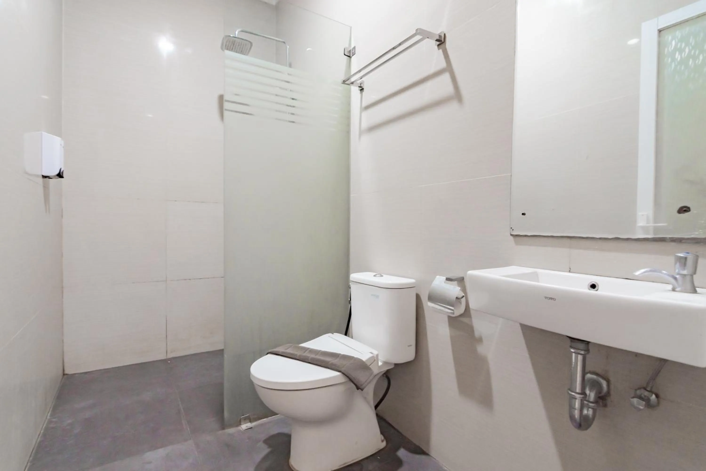 Bathroom in RedDoorz Plus @ Point Phila Cihampelas