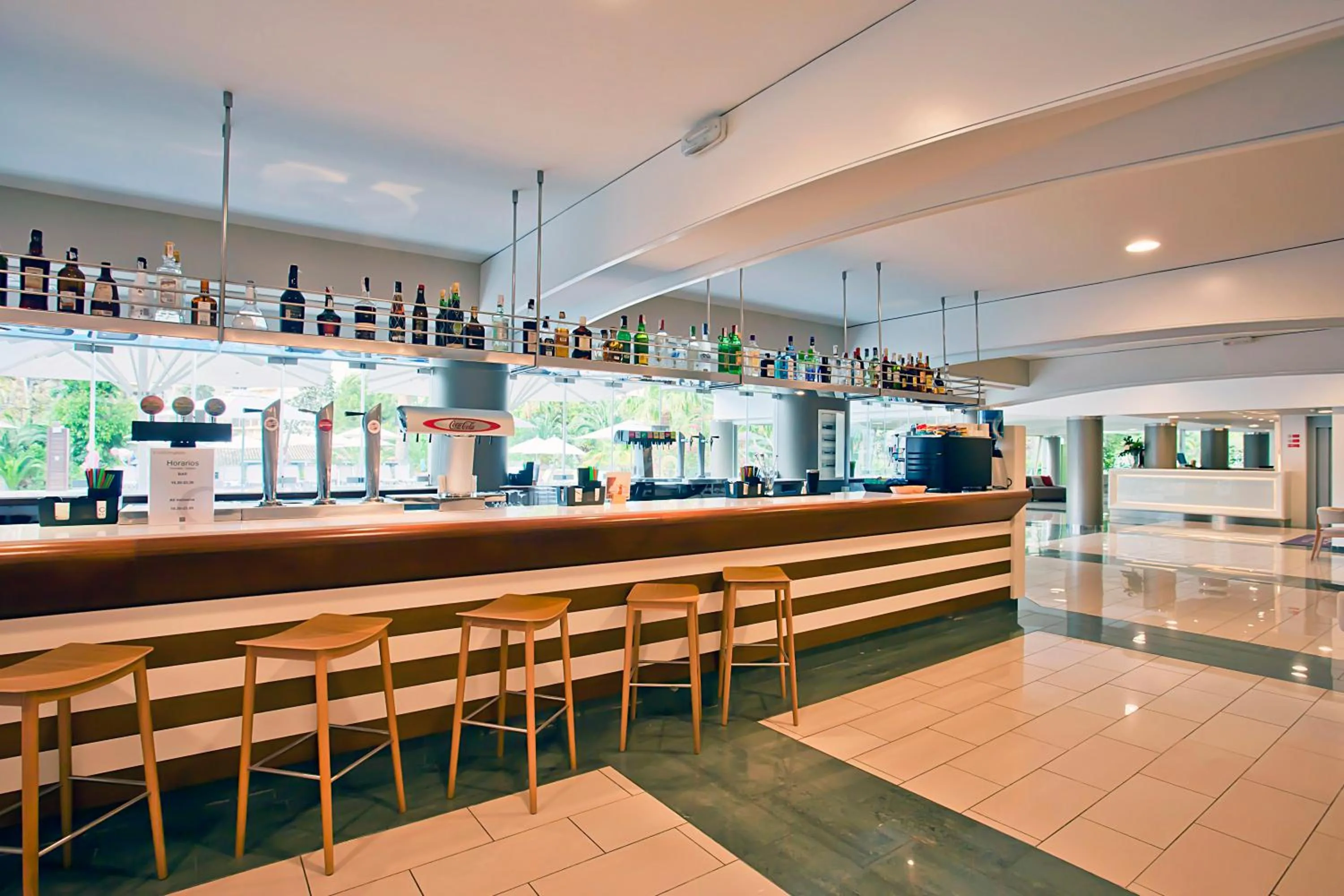 Lounge or bar in FERGUS Bermudas