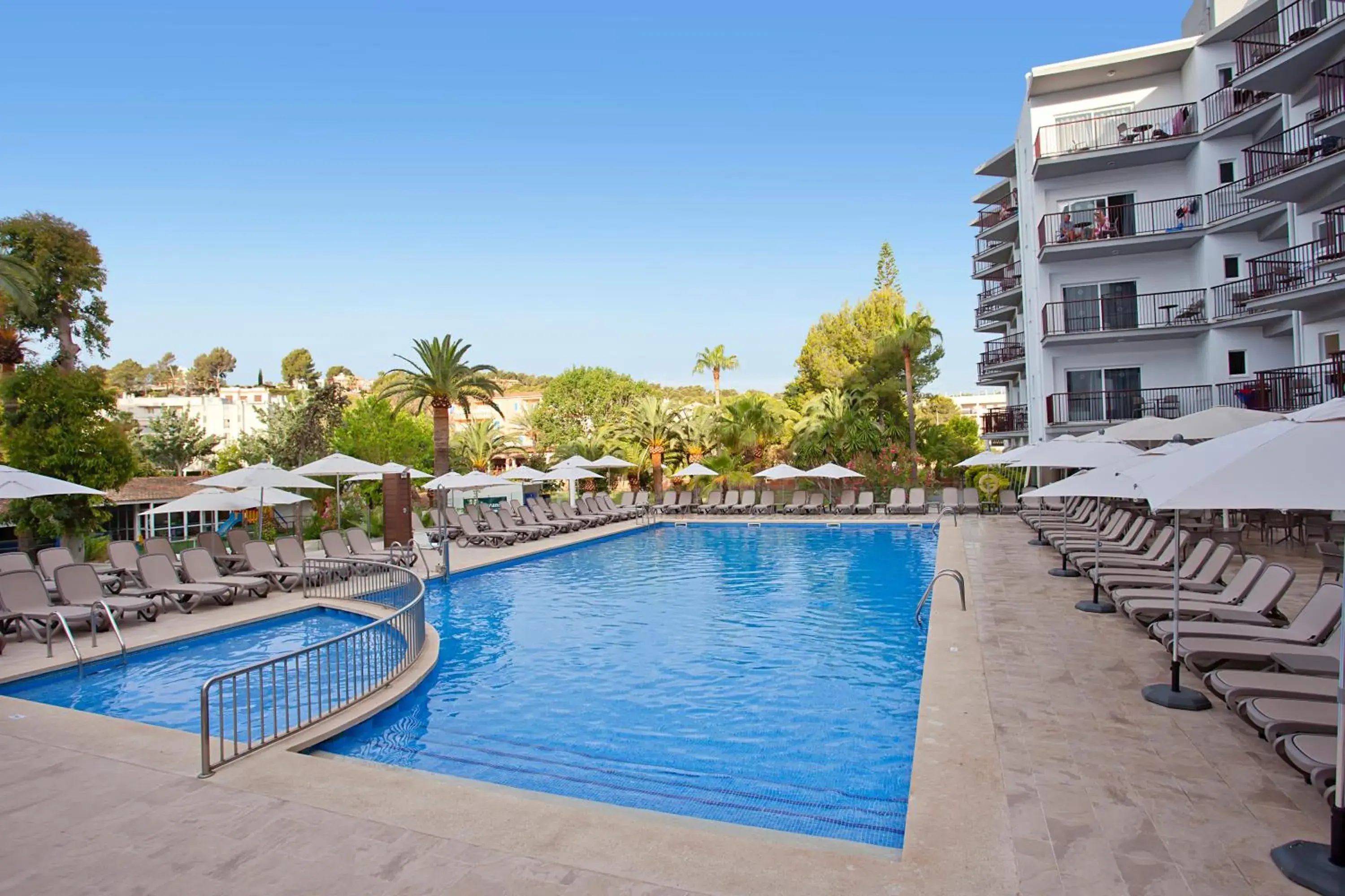 Swimming pool in FERGUS Bermudas Swimming pool in FERGUS Bermudas