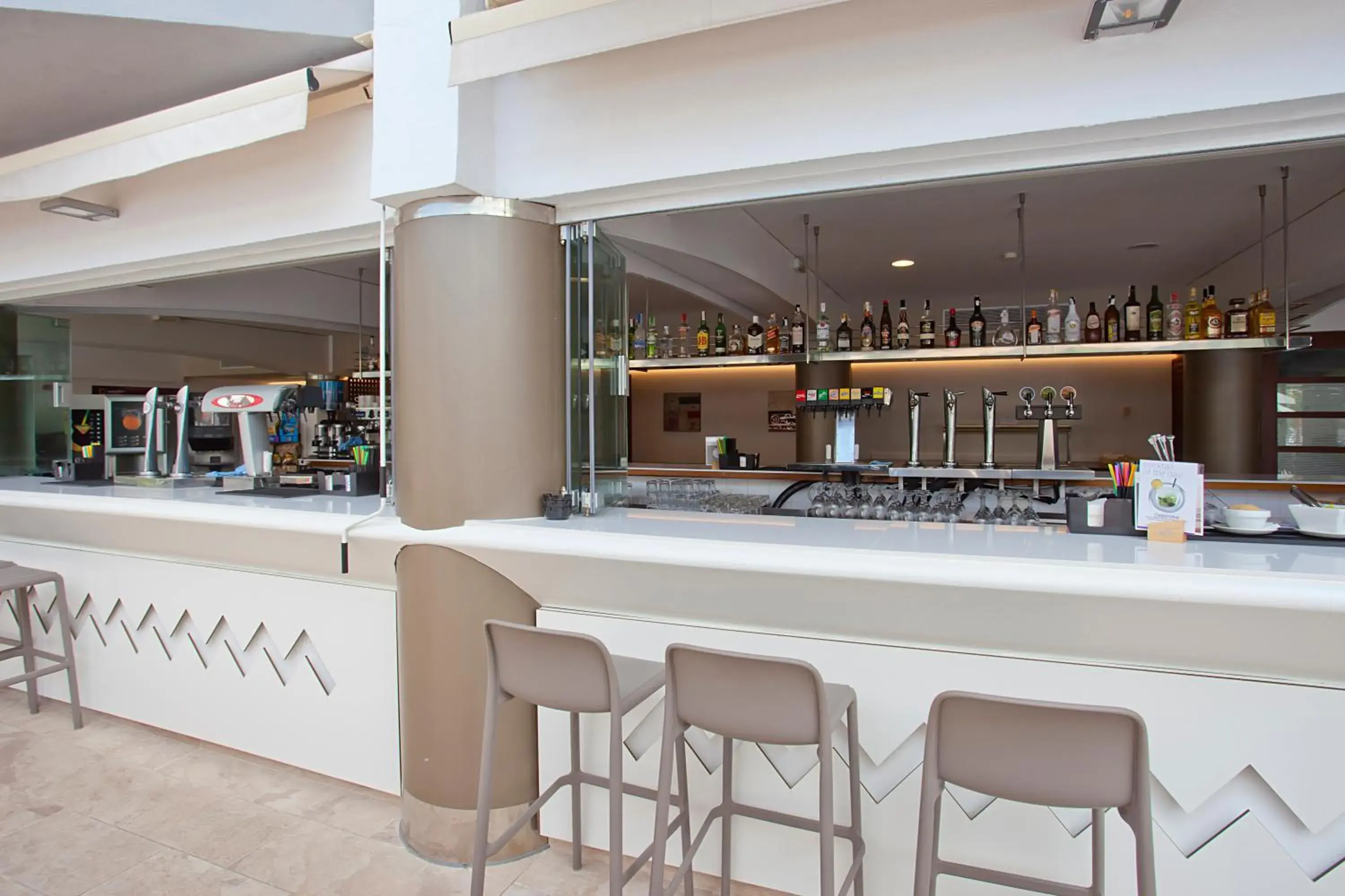 Lounge or bar in FERGUS Bermudas Lounge or bar in FERGUS Bermudas