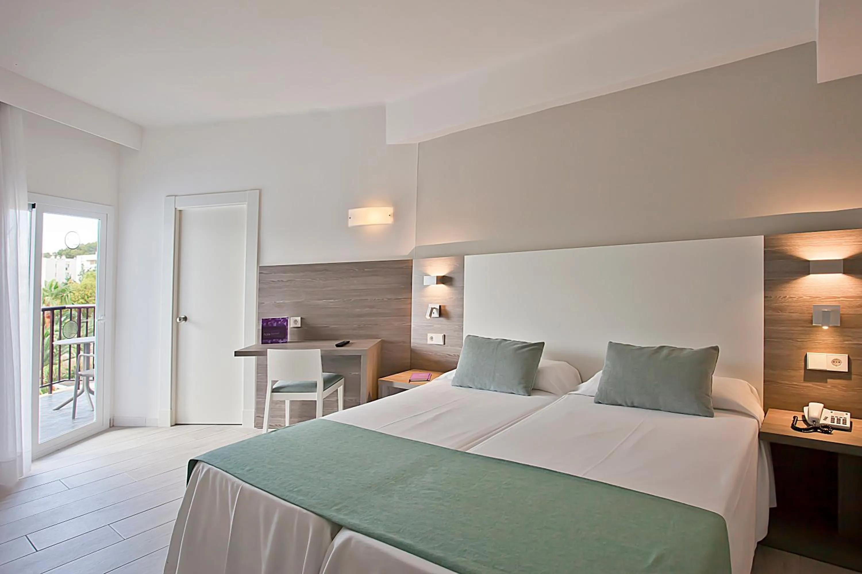 Bedroom, Bed in FERGUS Bermudas