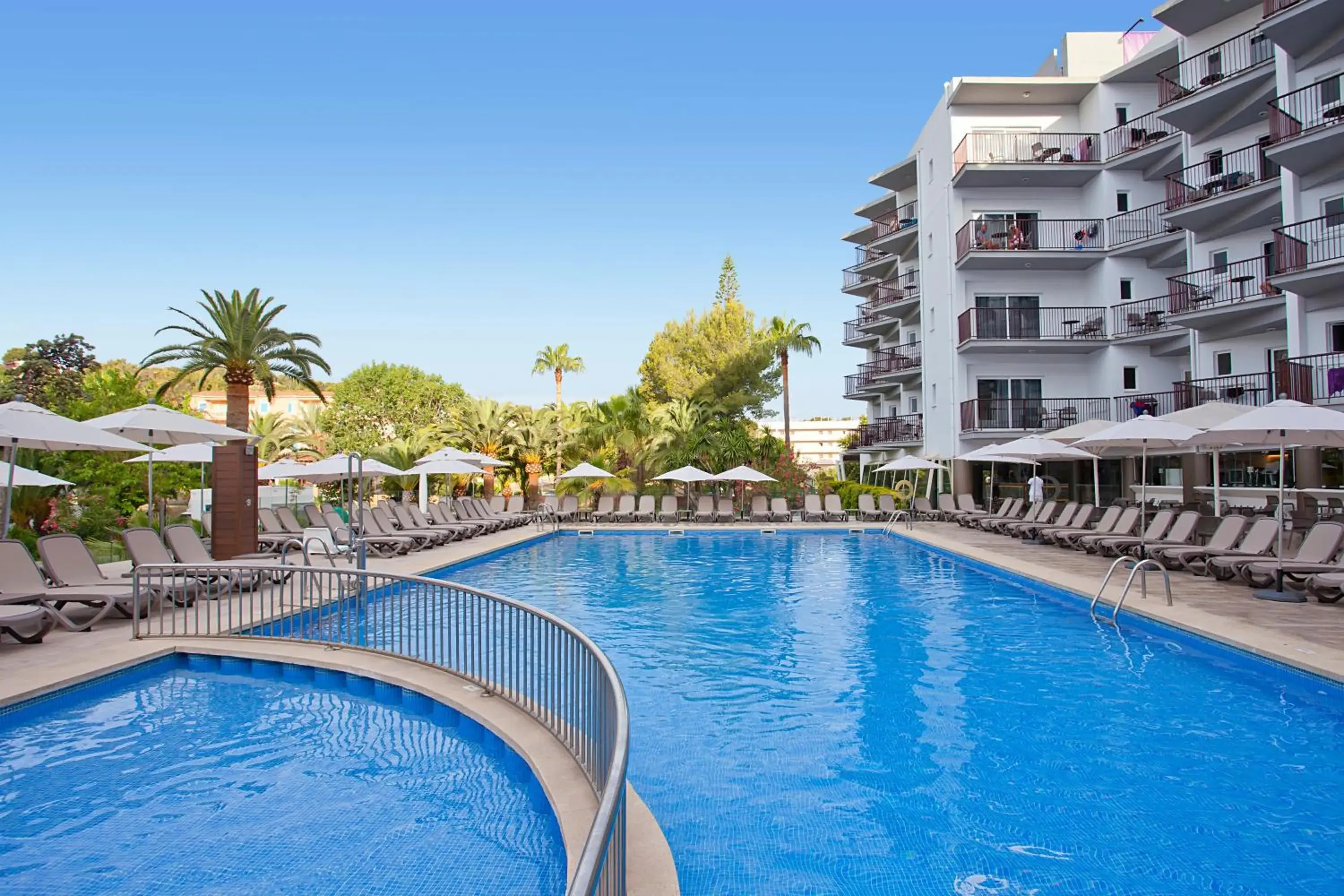 Swimming pool in FERGUS Bermudas Swimming pool in FERGUS Bermudas